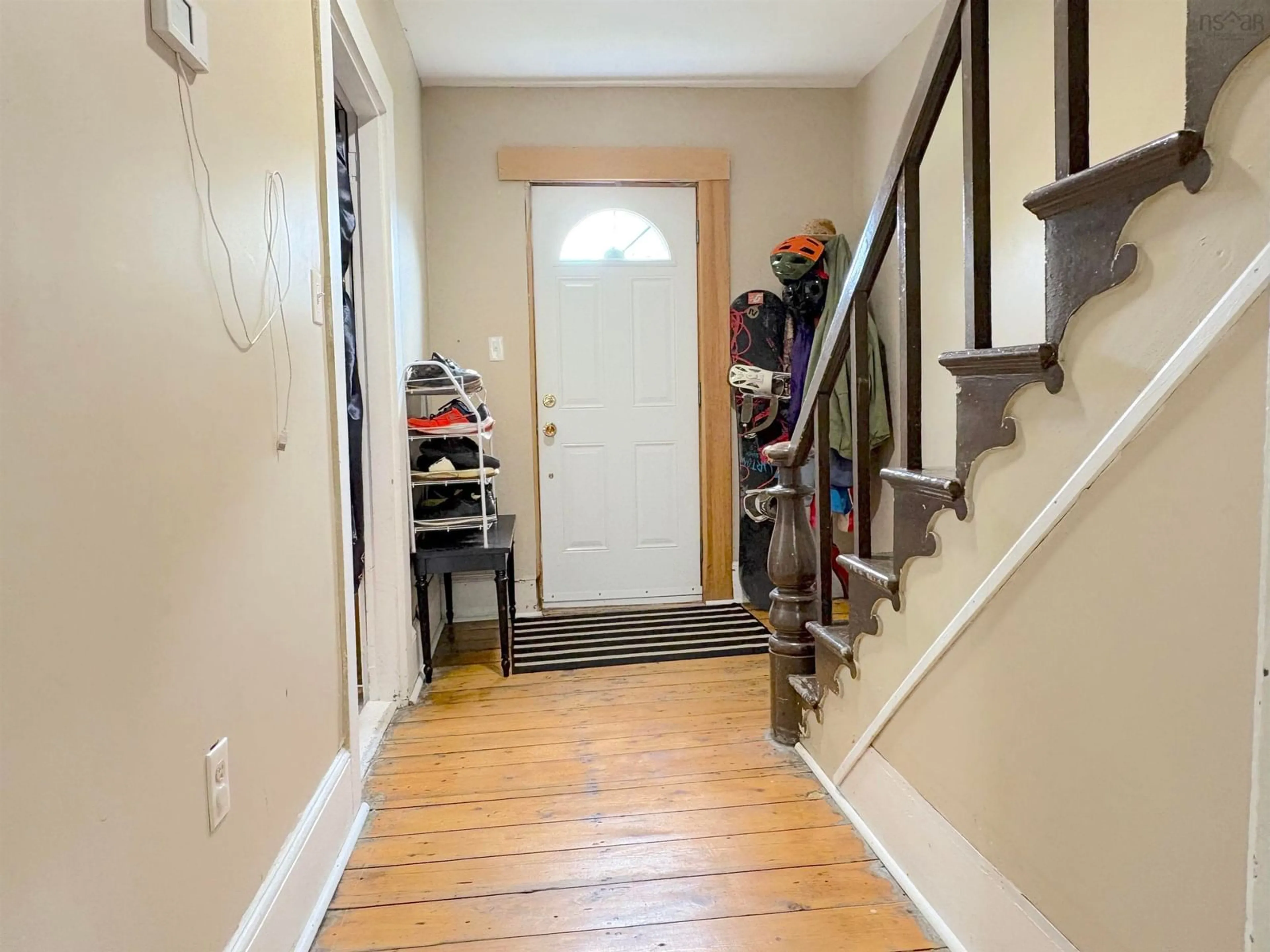 Indoor entryway for 107 Parr St, Shelburne Nova Scotia B0T 1W0