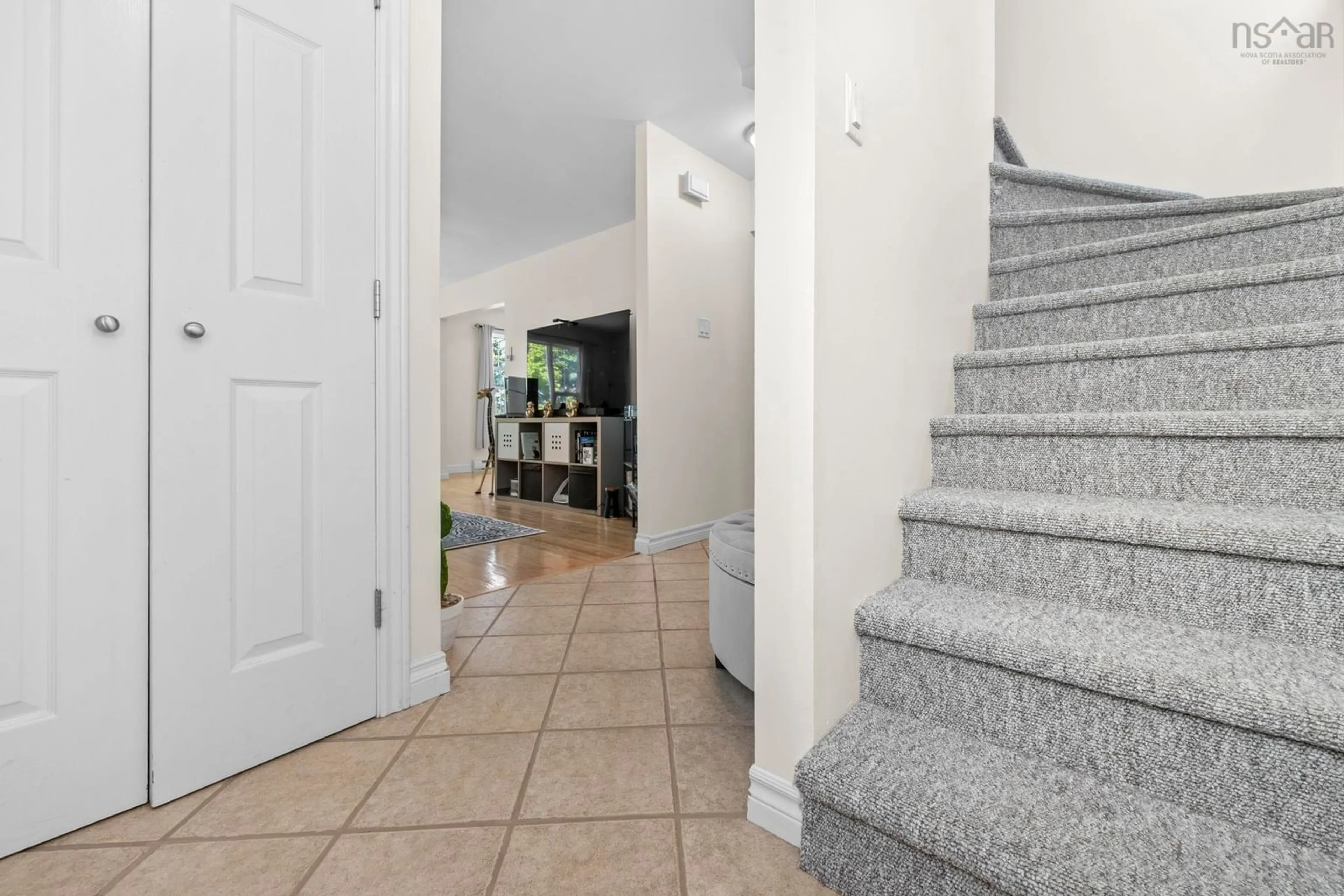 Indoor foyer for 28 Karen Dr, Dartmouth Nova Scotia B2W 4Y7