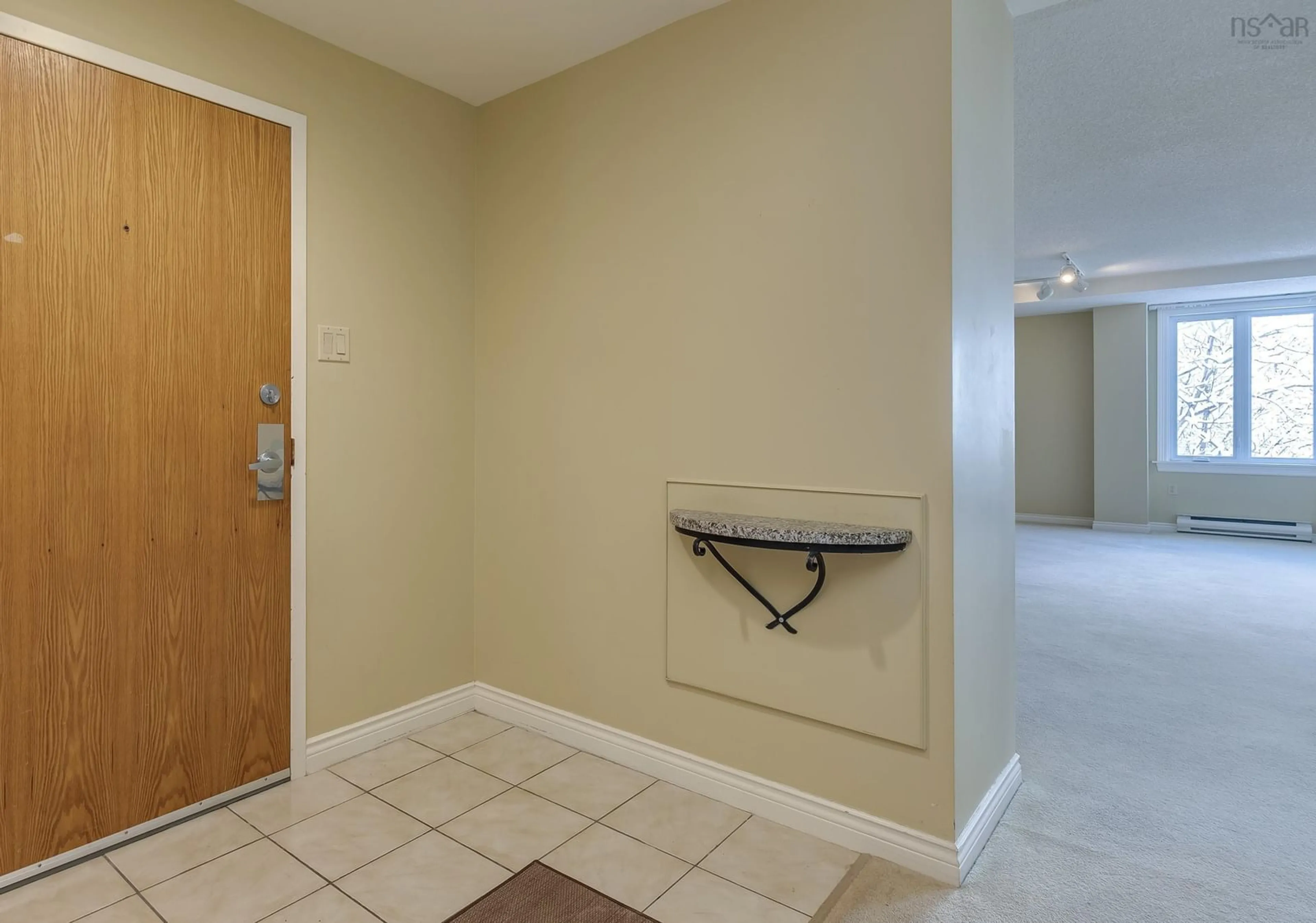 Indoor foyer for 1350 Oxford St #110, Halifax Nova Scotia B3H 3Y8