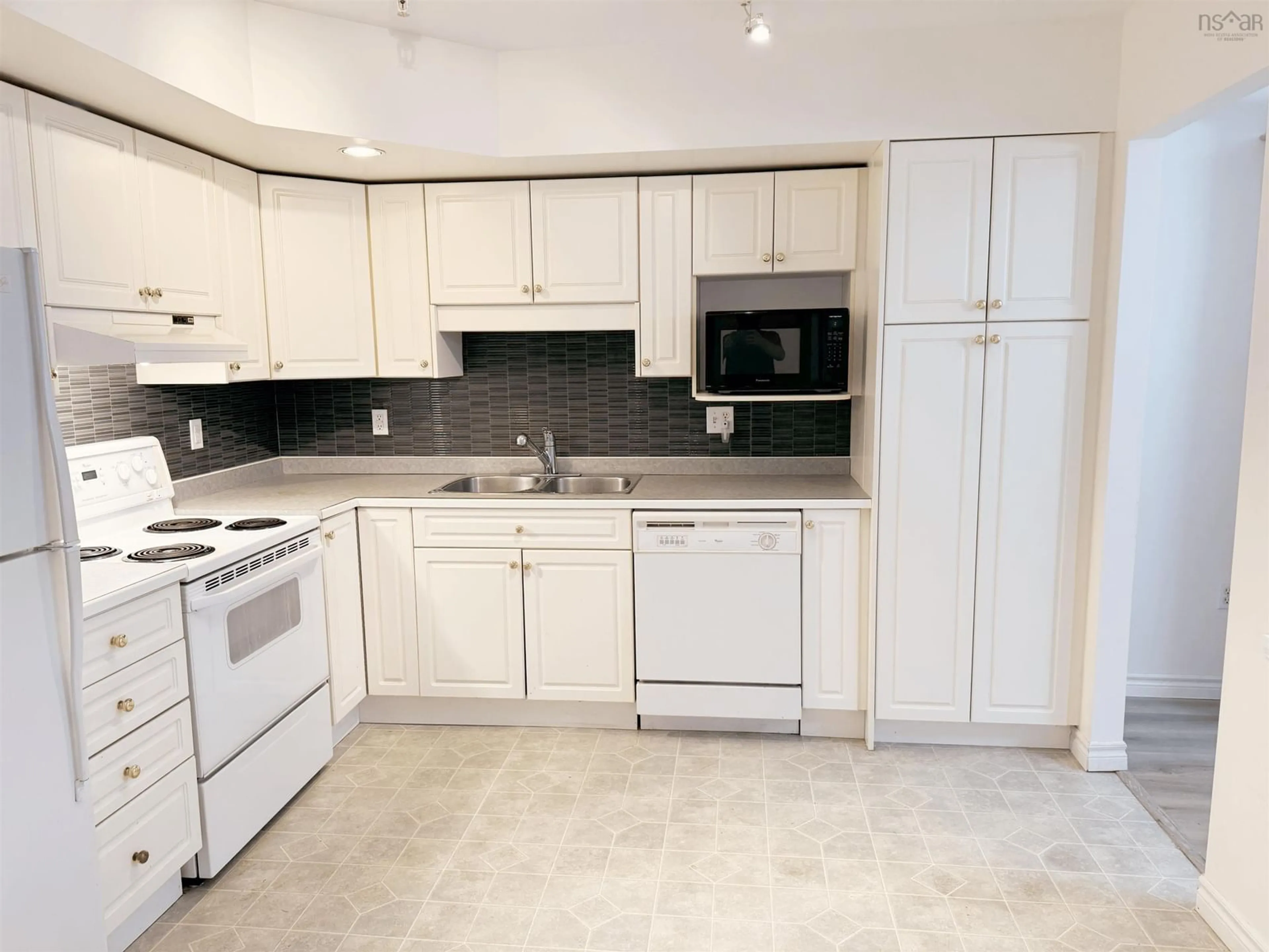 Standard kitchen, unknown for 1041 Wellington St #507, Halifax Nova Scotia B3H 4P5