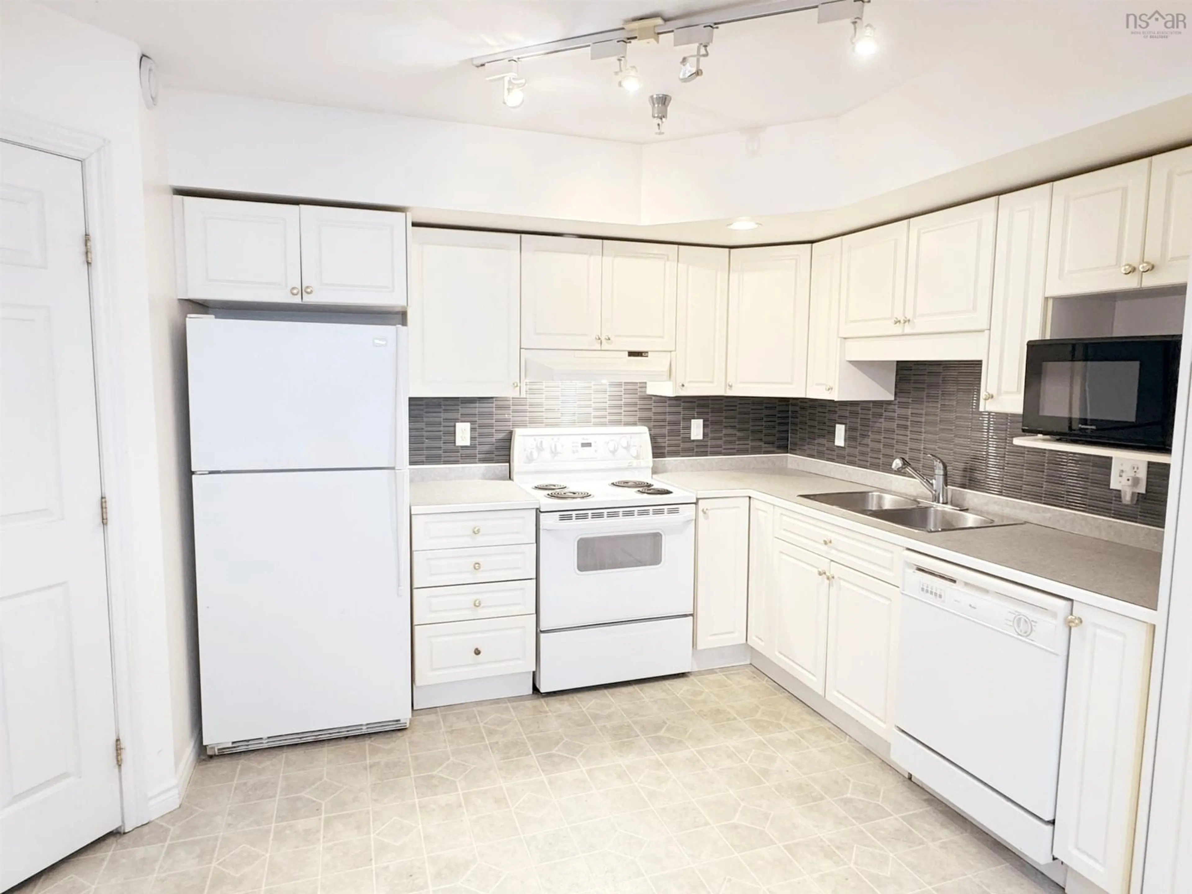 Standard kitchen, unknown for 1041 Wellington St #507, Halifax Nova Scotia B3H 4P5