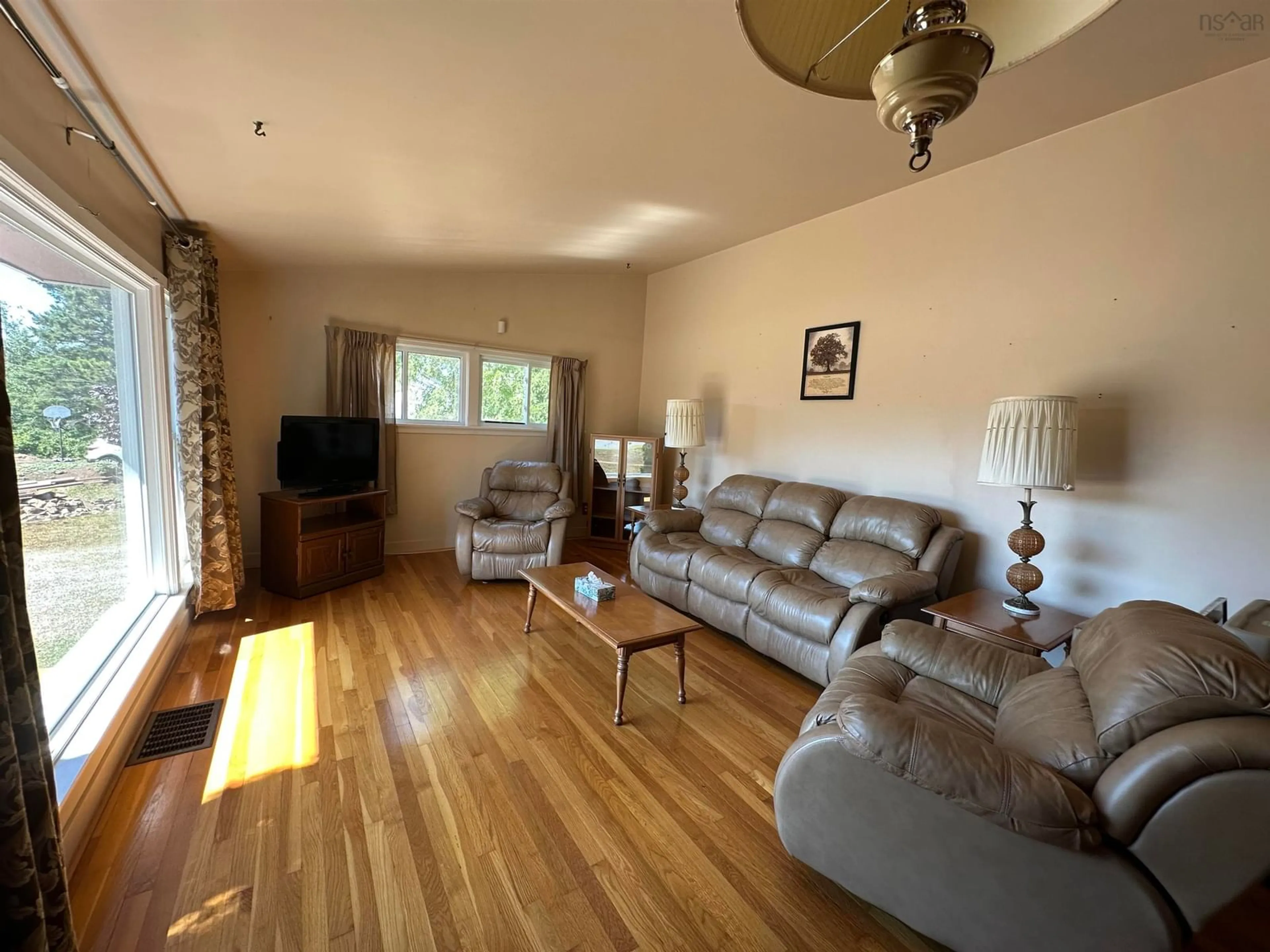 Living room with furniture, wood/laminate floor for 42 Willow St, Kingston Nova Scotia B0P 1R0