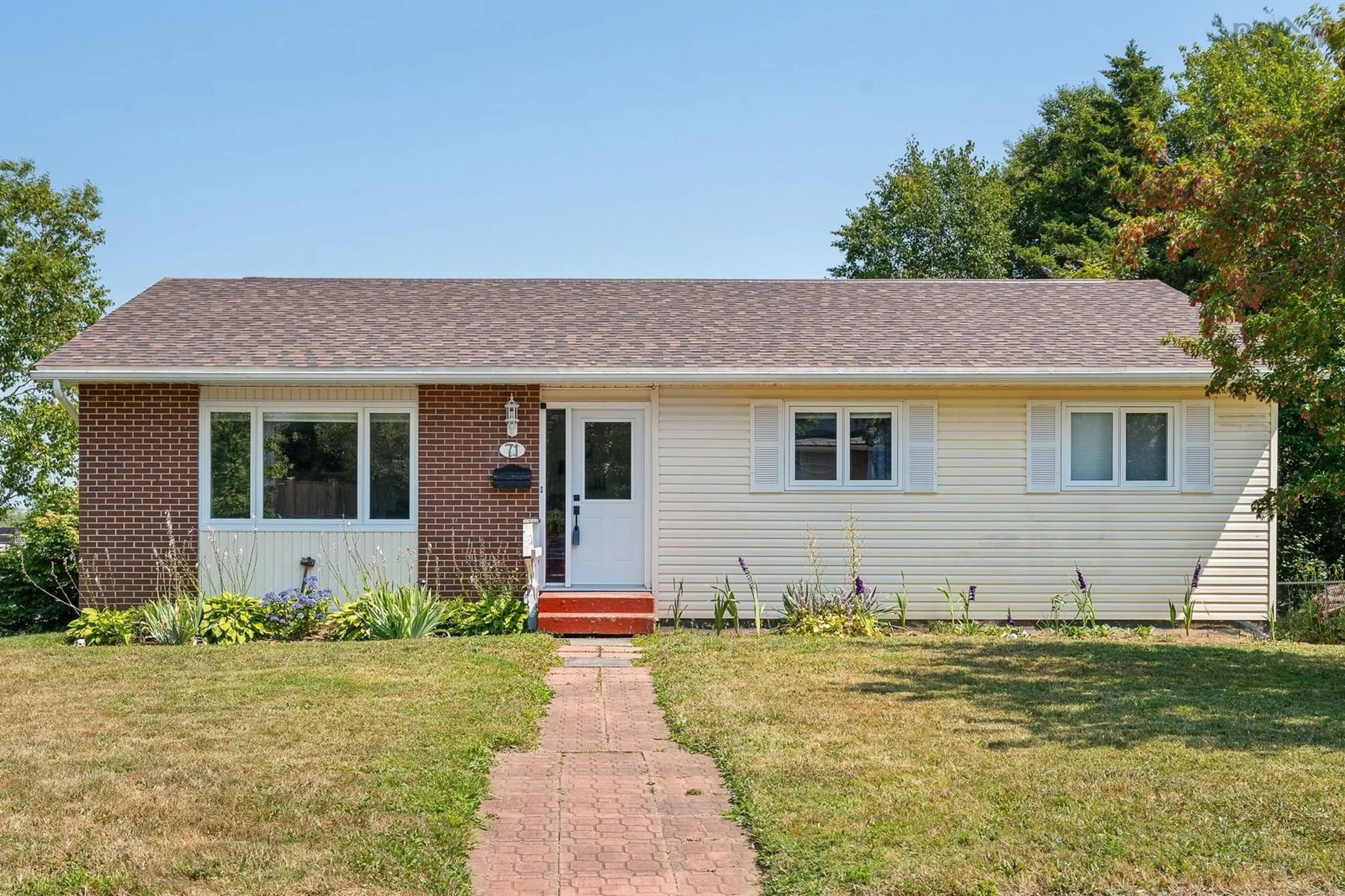 Home with vinyl exterior material, street for 71 Cedar Cres, Dartmouth Nova Scotia B2V 1Y8