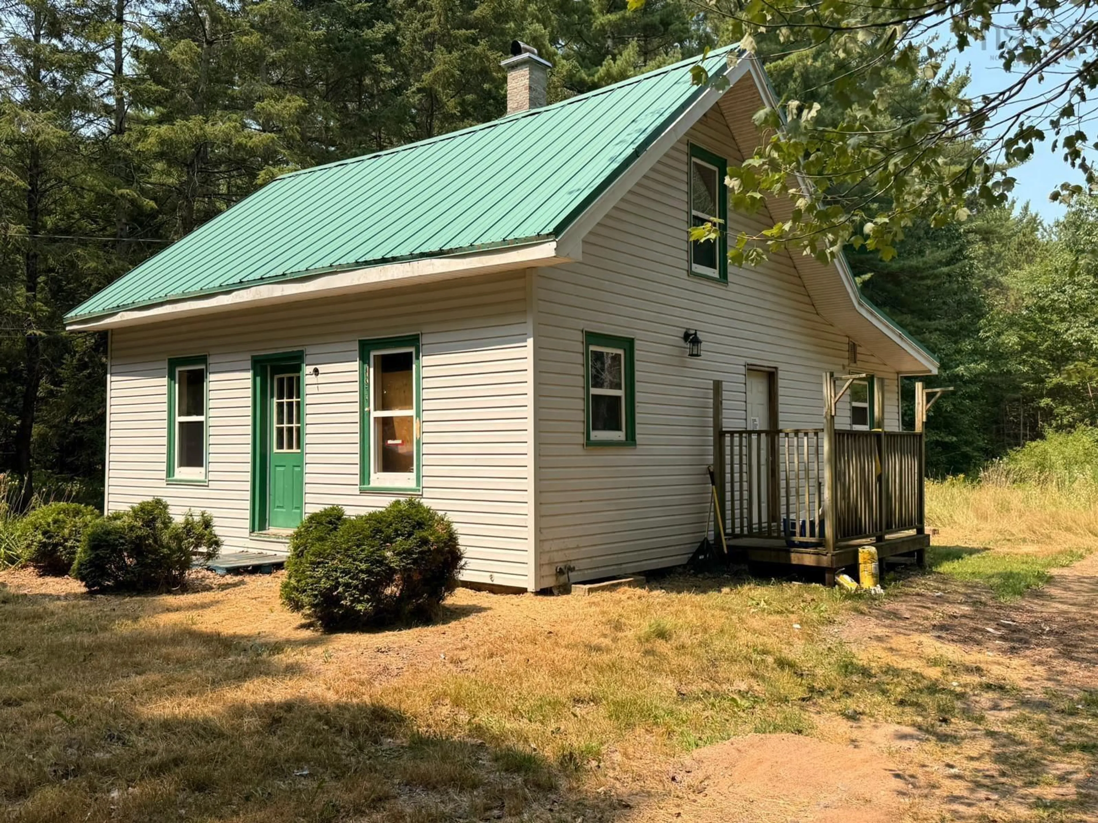 Home with vinyl exterior material, building for 4059 1 Hwy, South Berwick Nova Scotia B0P 1E0