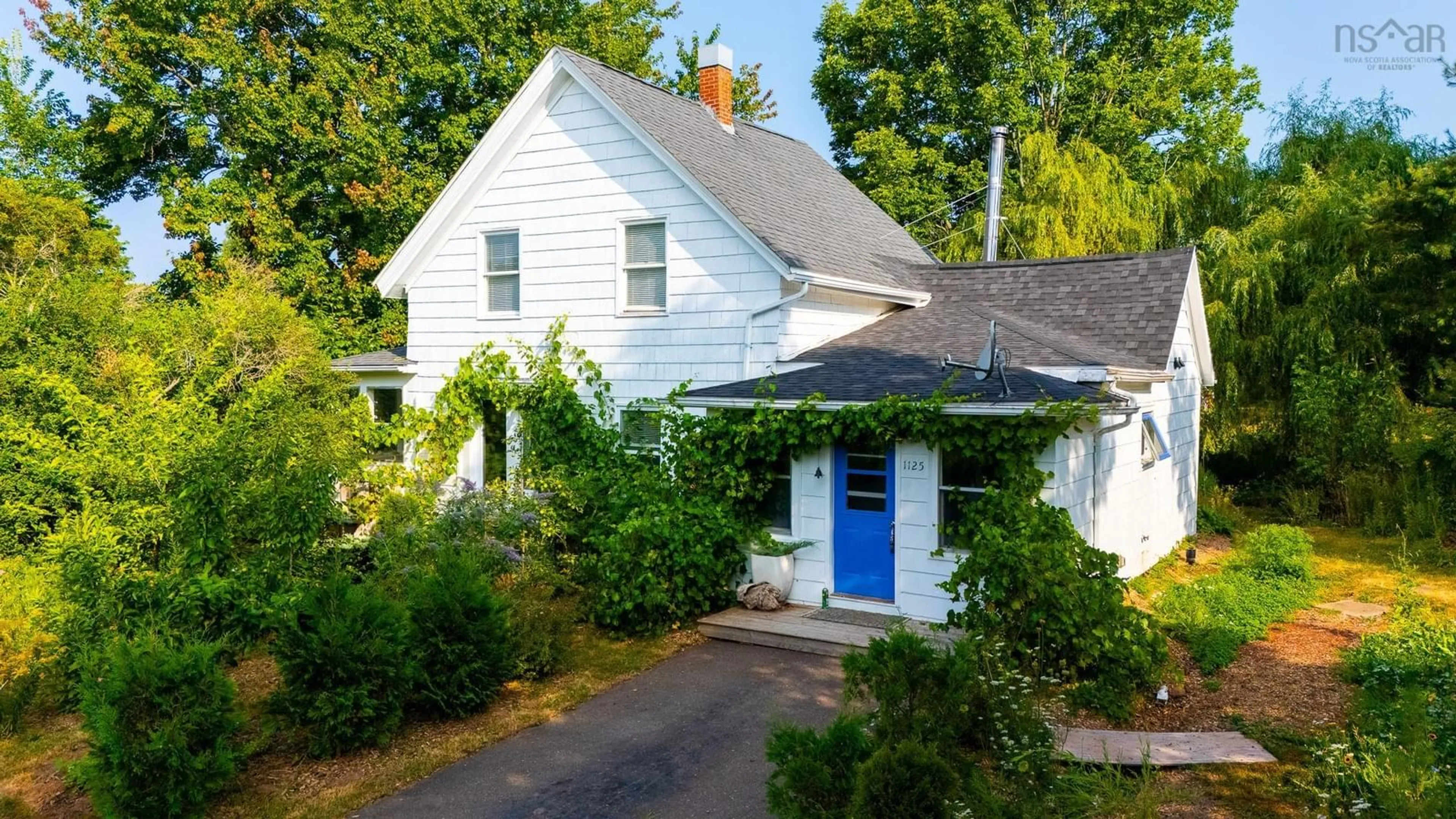 Home with vinyl exterior material, street for 1125 First St, Canning Nova Scotia B0P 1H0