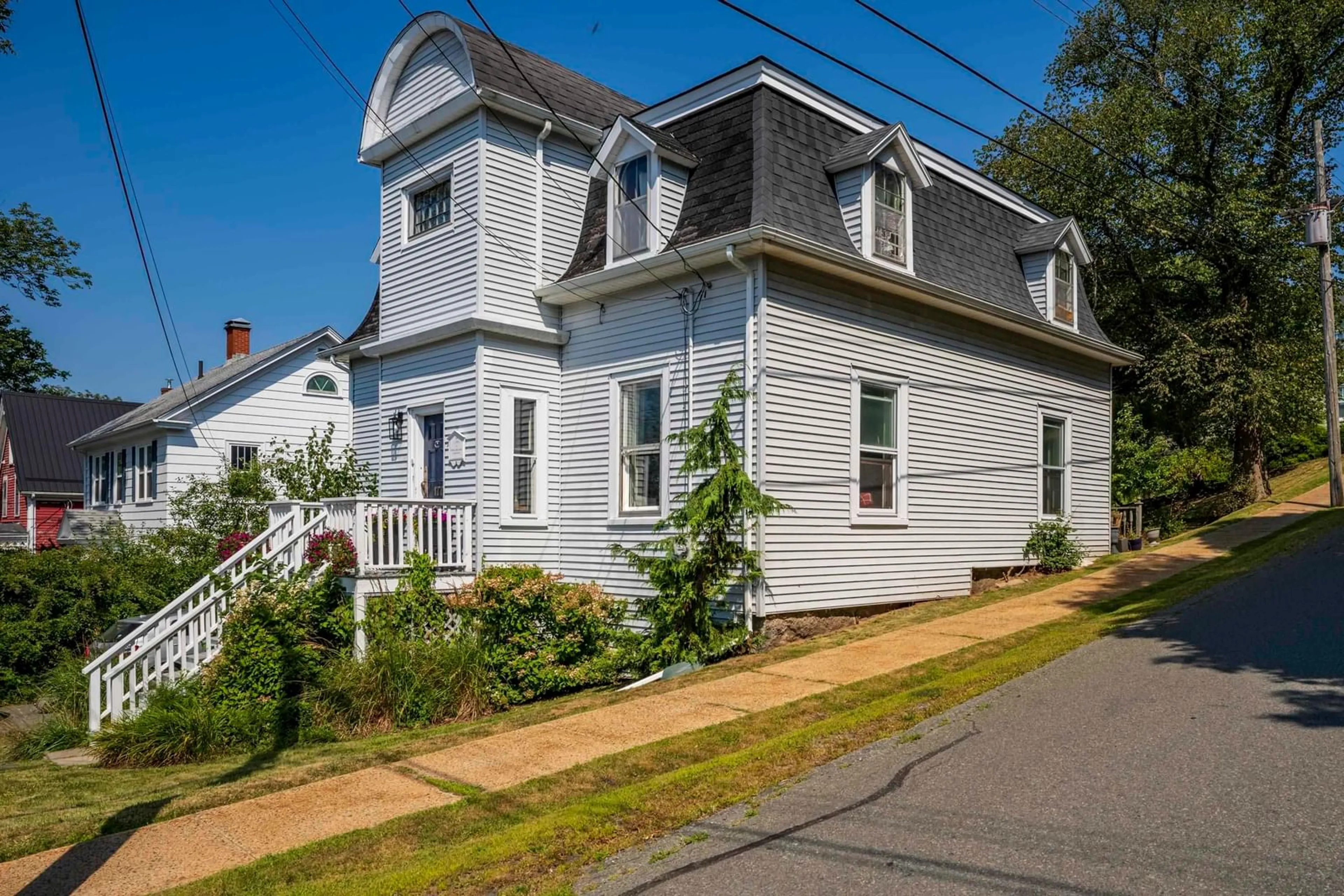 Home with vinyl exterior material, street for 177 York St, Lunenburg Nova Scotia B0J 2C0