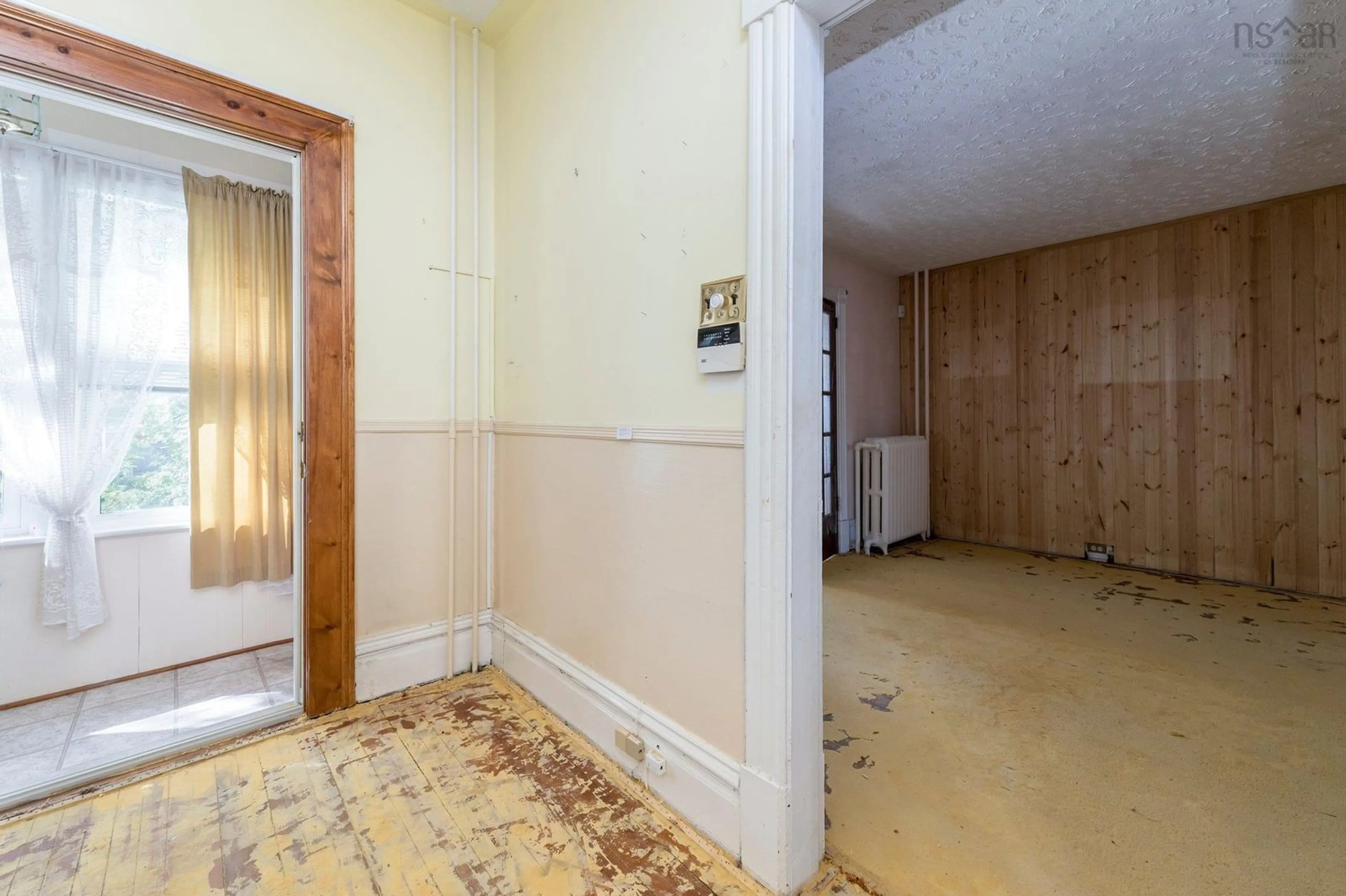Indoor foyer for 6311 Yale St, Halifax Nova Scotia B3L 1C9