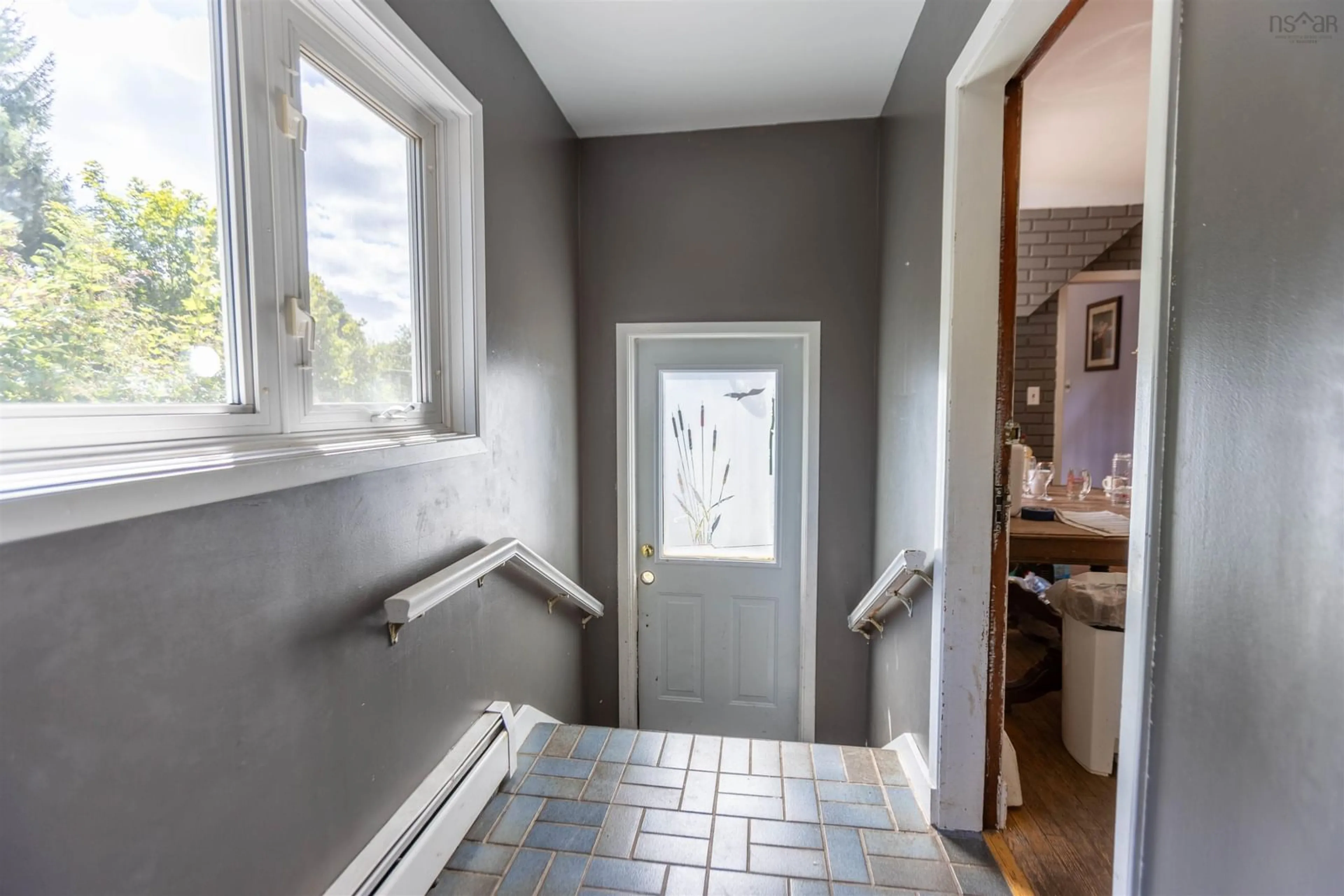 Indoor entryway for 32 Victoria St, Springhill Nova Scotia B0M 1X0