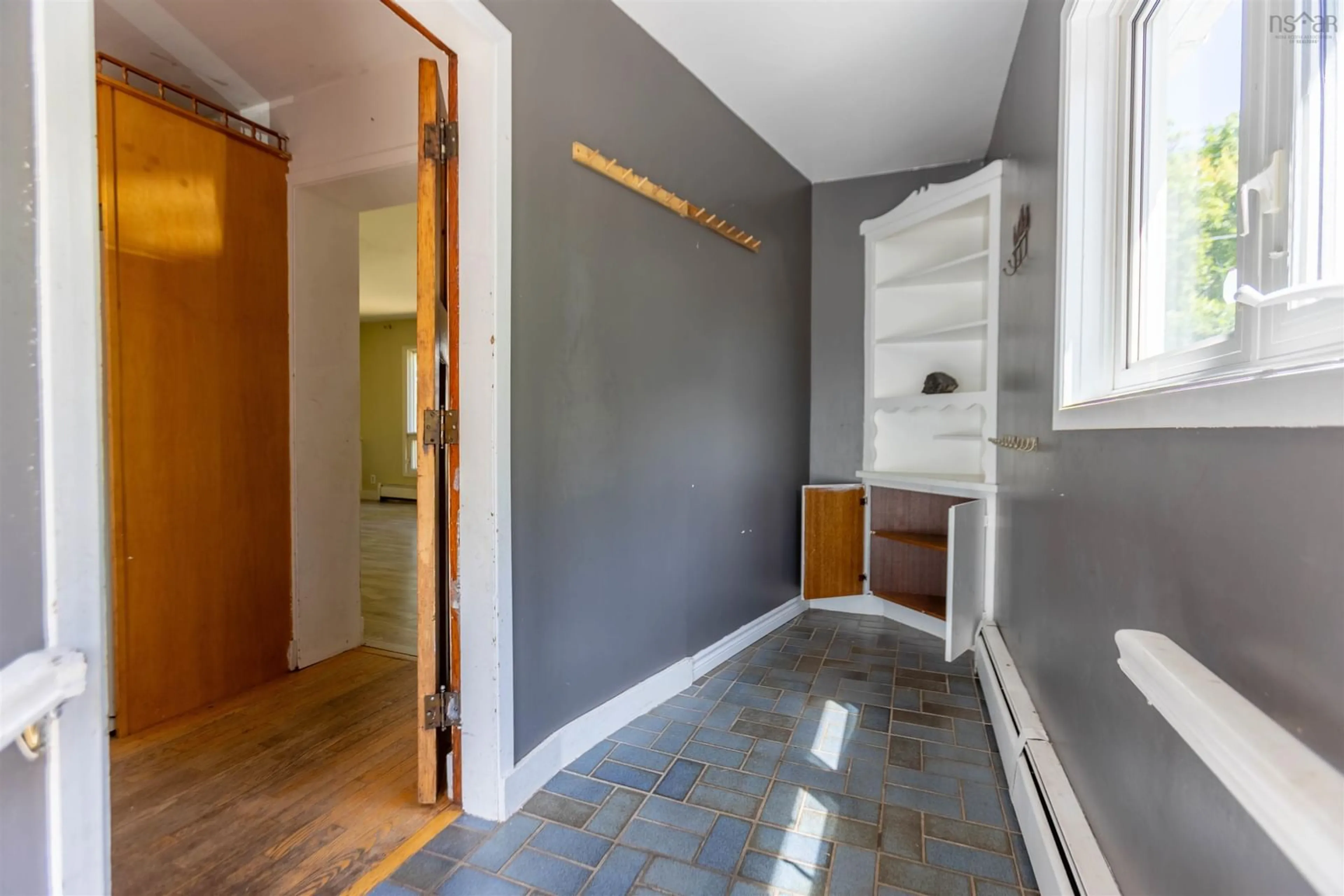 Indoor entryway for 32 Victoria St, Springhill Nova Scotia B0M 1X0