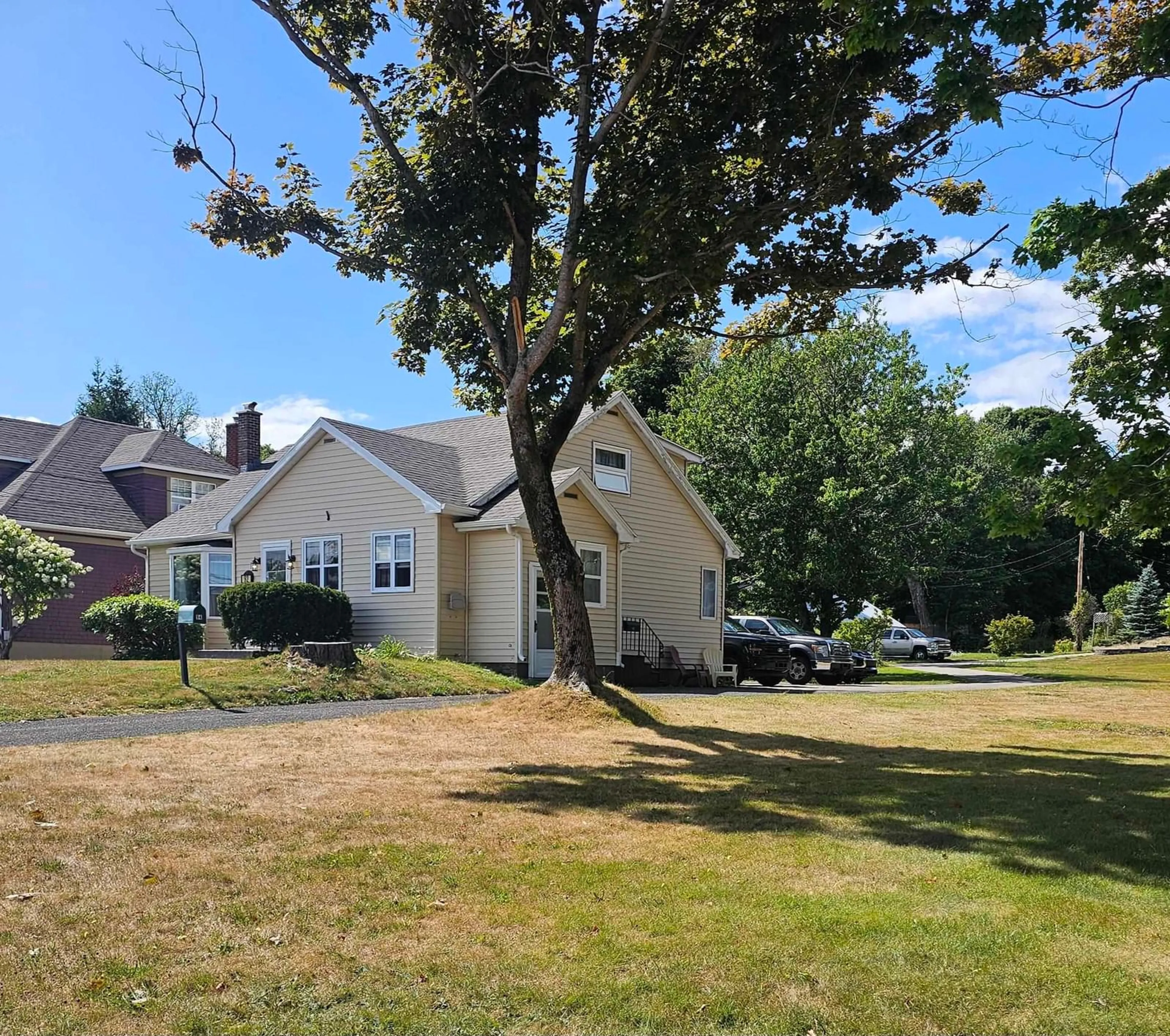 A pic from outside/outdoor area/front of a property/back of a property/a pic from drone, street for 92 Queen St, North Sydney Nova Scotia B2A 1A6