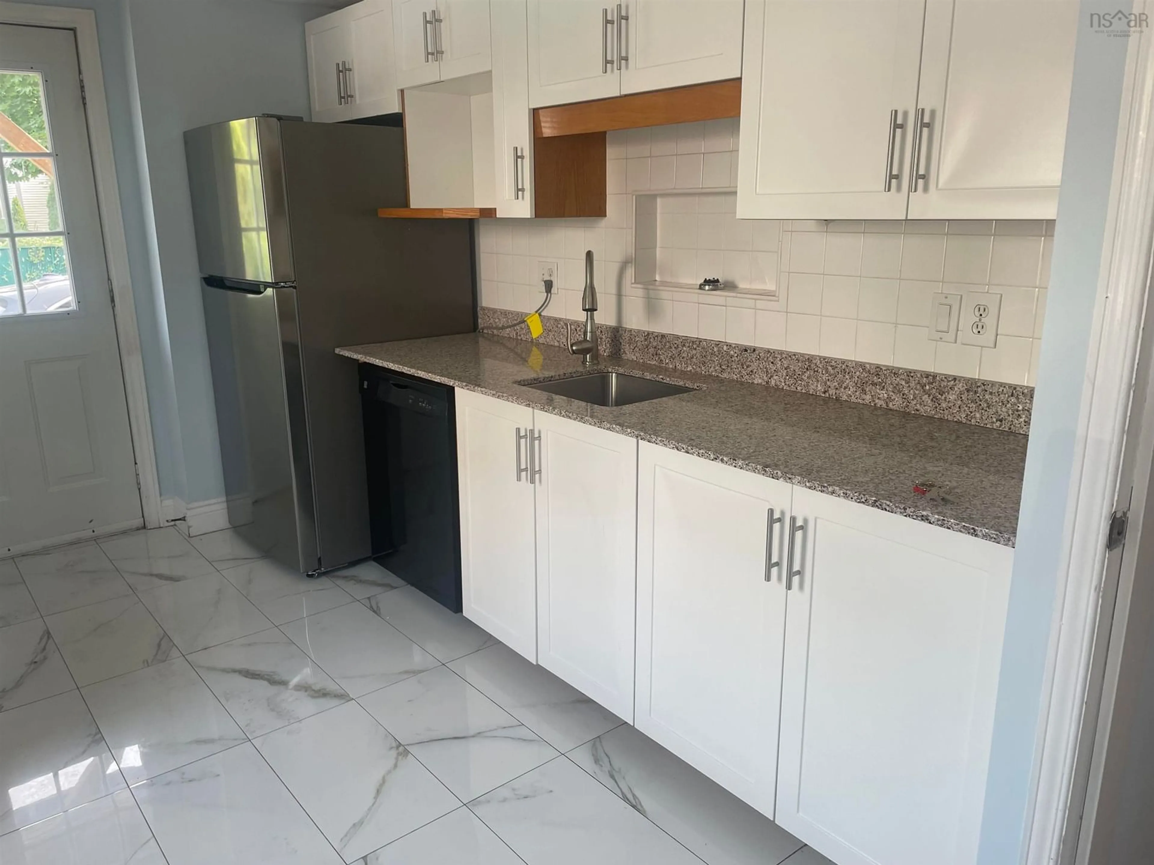 Standard kitchen, ceramic/tile floor for 2585 Maynard St, Halifax Nova Scotia B3K 3V6