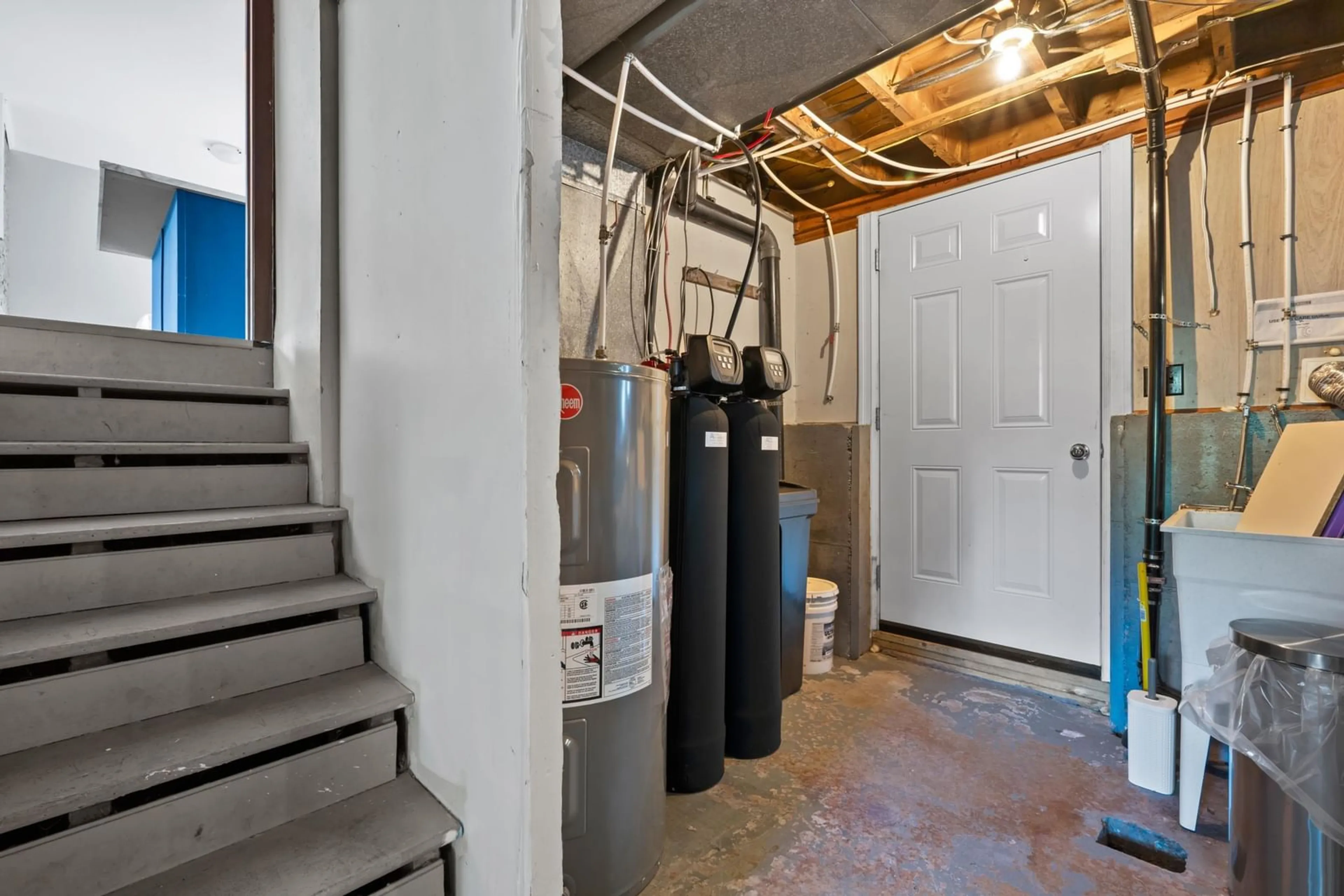 Indoor foyer for 7660 Highway Hwy, Musquodoboit Harbour Nova Scotia B0J 2L0