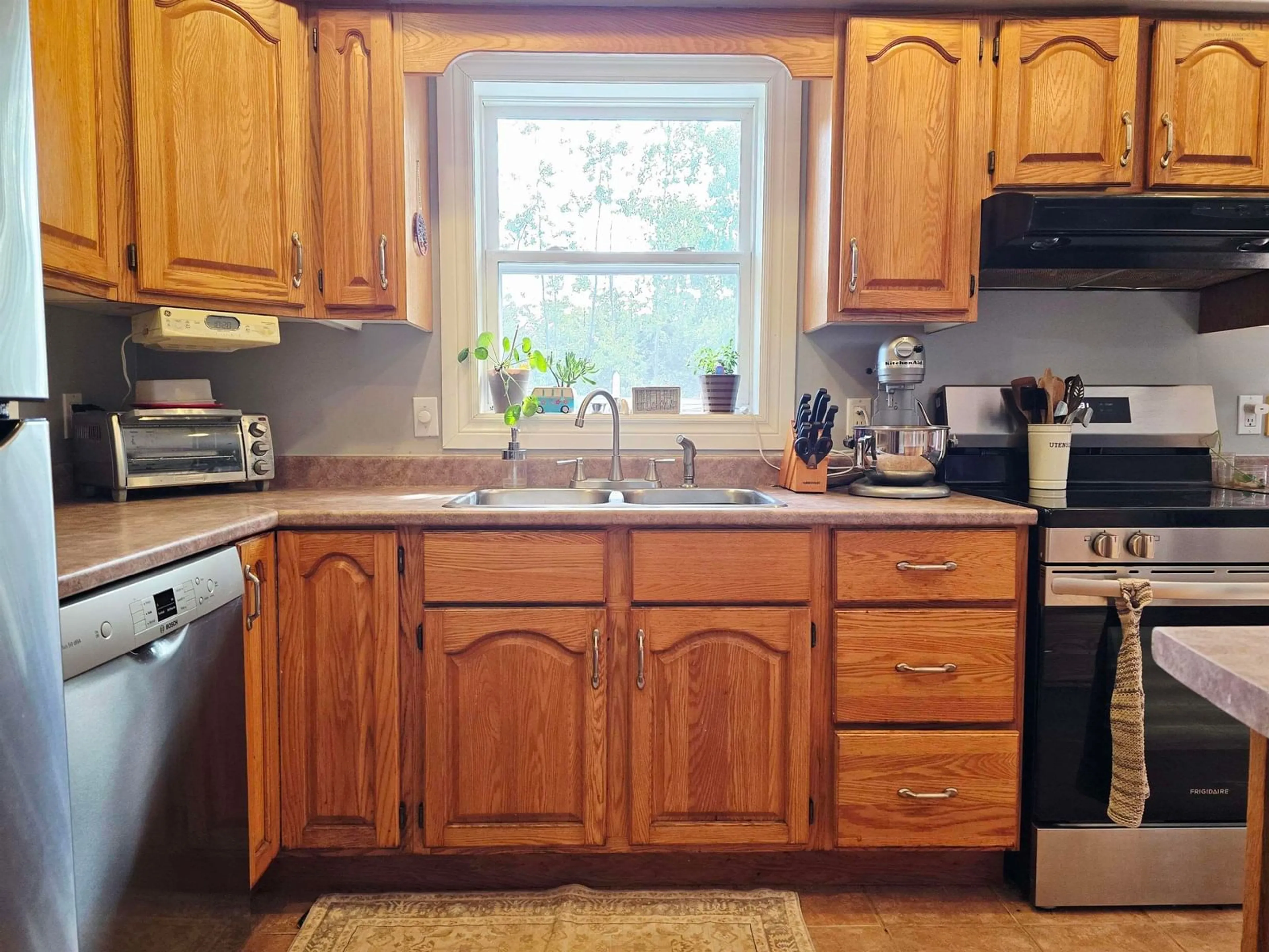 Standard kitchen, wood/laminate floor for 78 Princess Ave, Trenton Nova Scotia B0K 1X0