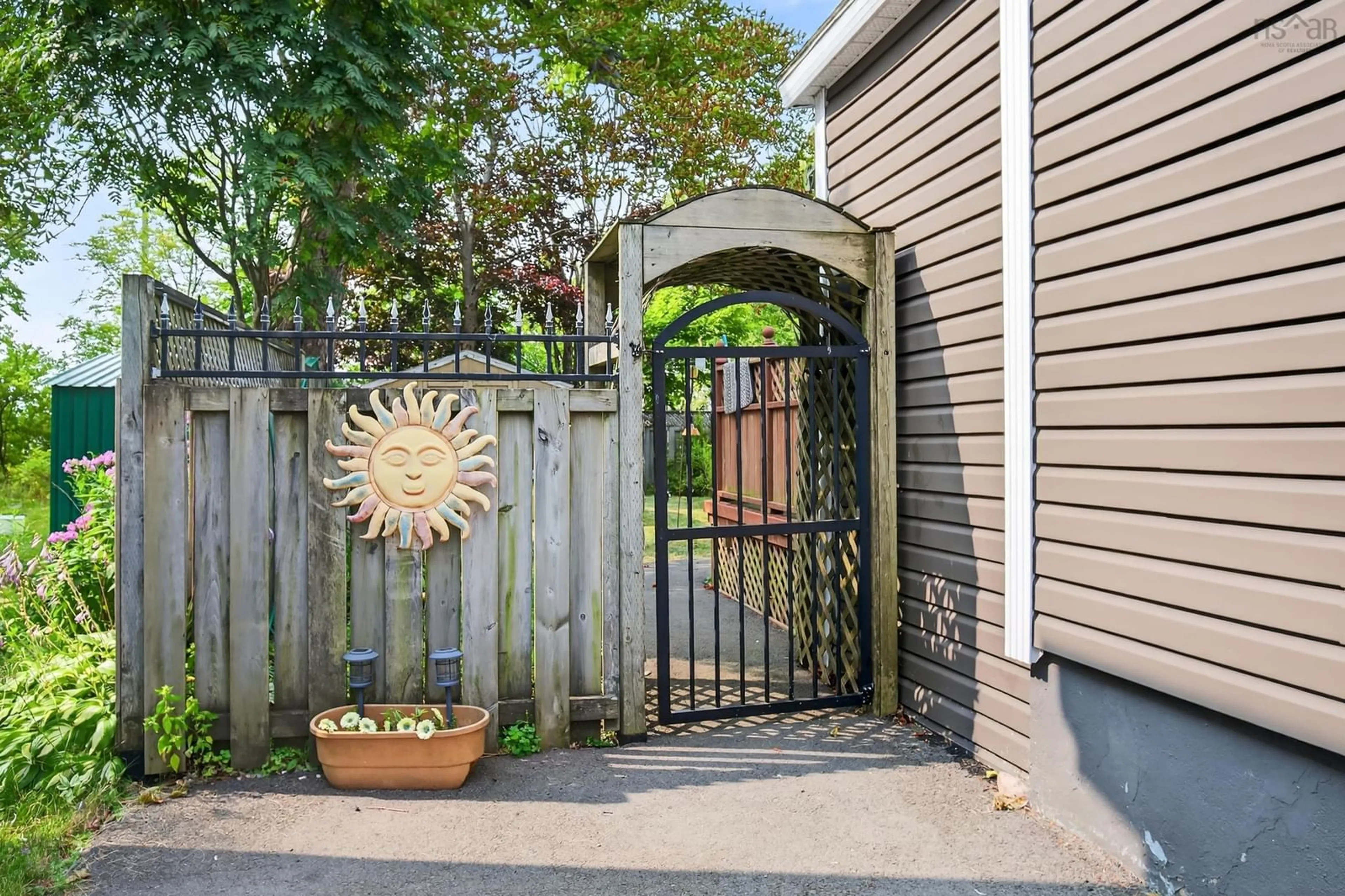 Indoor entryway for 411 Townsend Street, Sydney Nova Scotia B1P 6G3