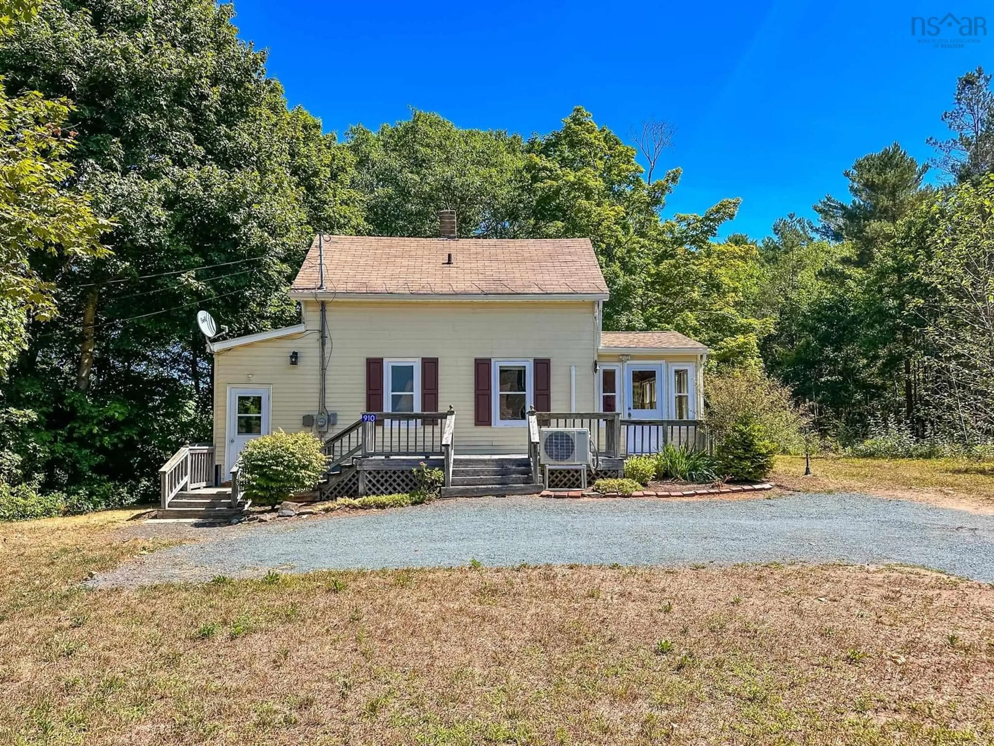 A pic from outside/outdoor area/front of a property/back of a property/a pic from drone, street for 910 West Main St, Kentville Nova Scotia B4N 3V7