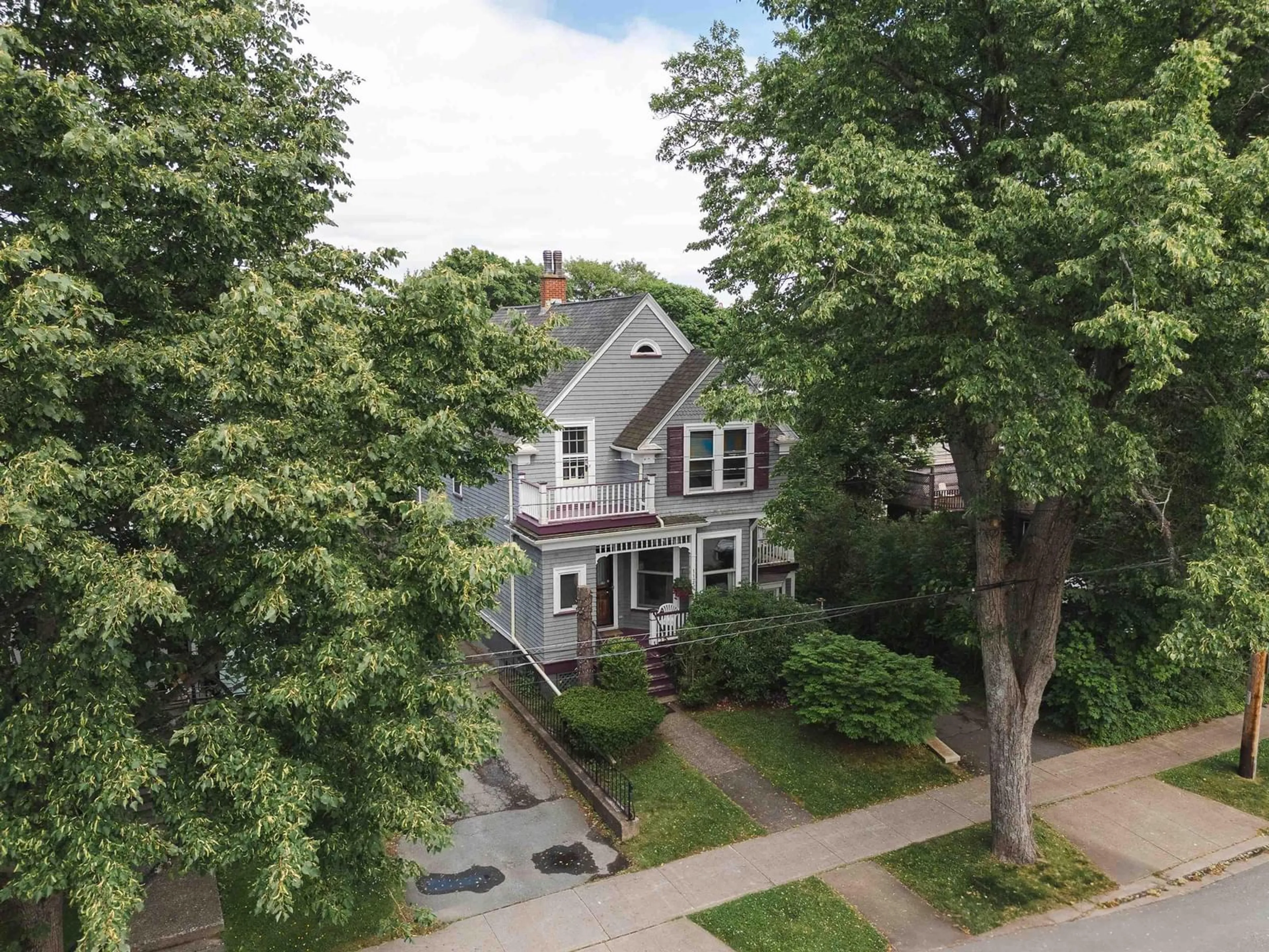A pic from outside/outdoor area/front of a property/back of a property/a pic from drone, street for 1123/1121 Cartaret St, Halifax Nova Scotia B3H 3P2