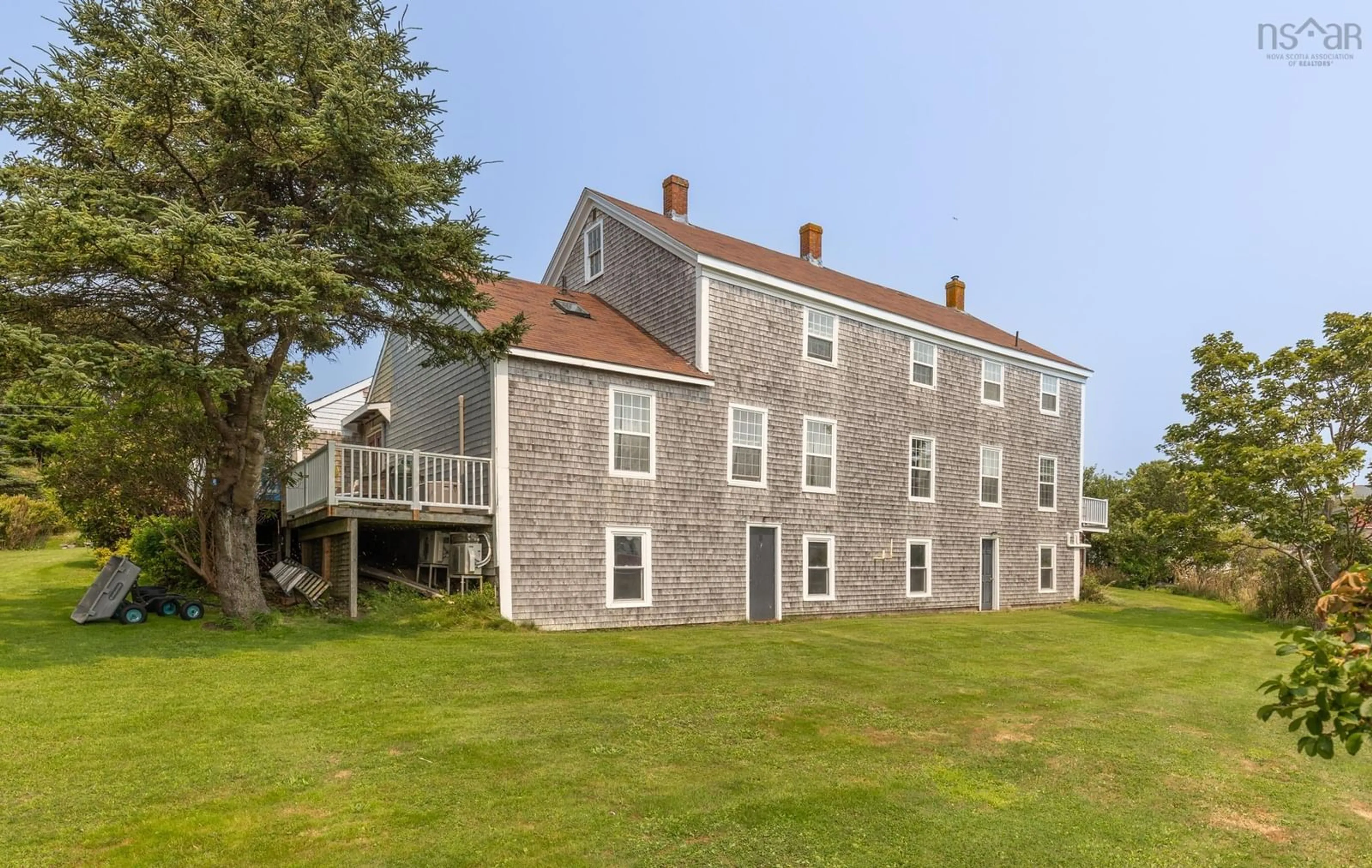 A pic from outside/outdoor area/front of a property/back of a property/a pic from drone, building for 4 Market St, Yarmouth Nova Scotia B5A 4R5