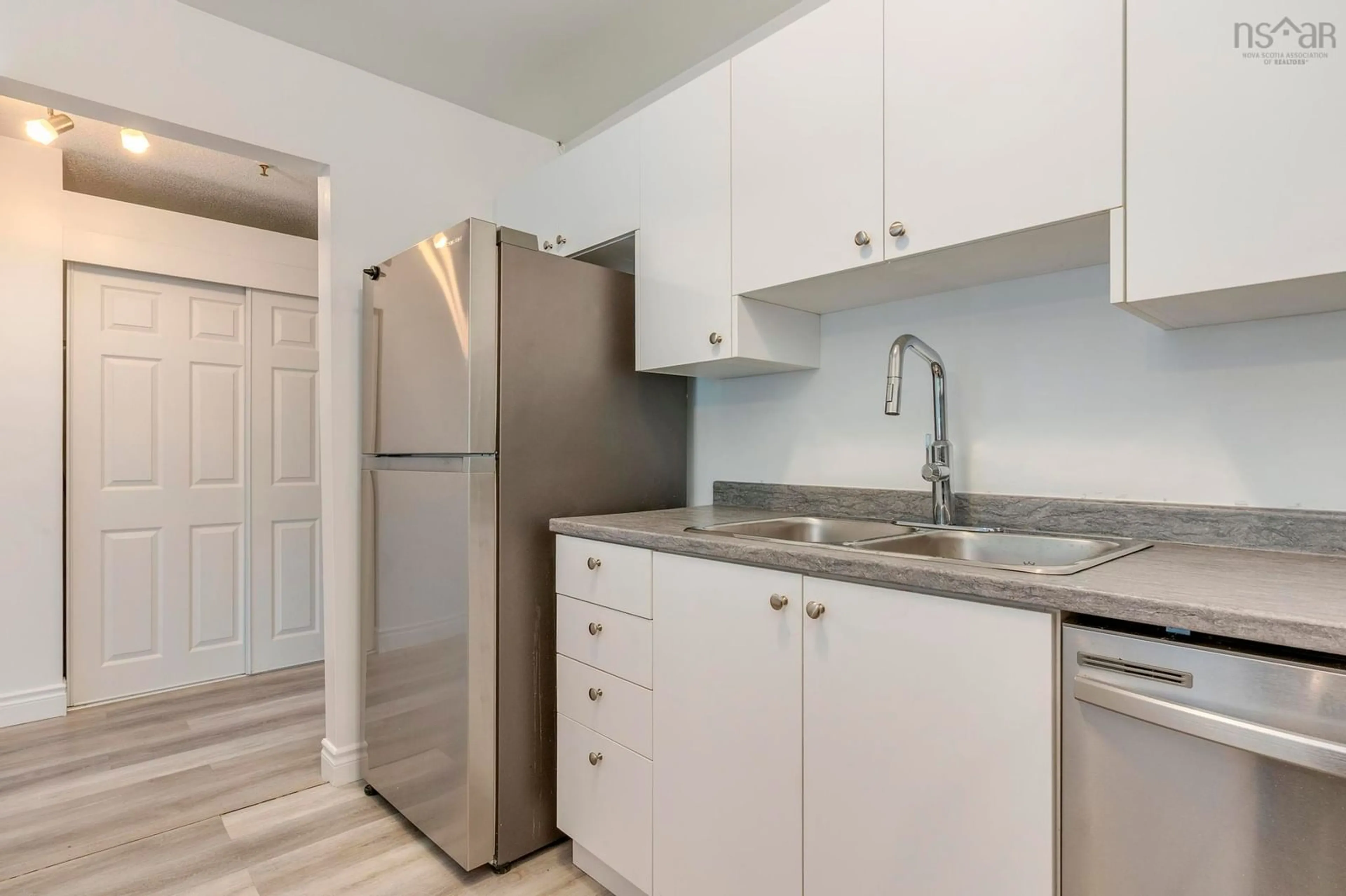 Standard kitchen, unknown for 31 River Lane #103, Bedford Nova Scotia B4A 3Y7