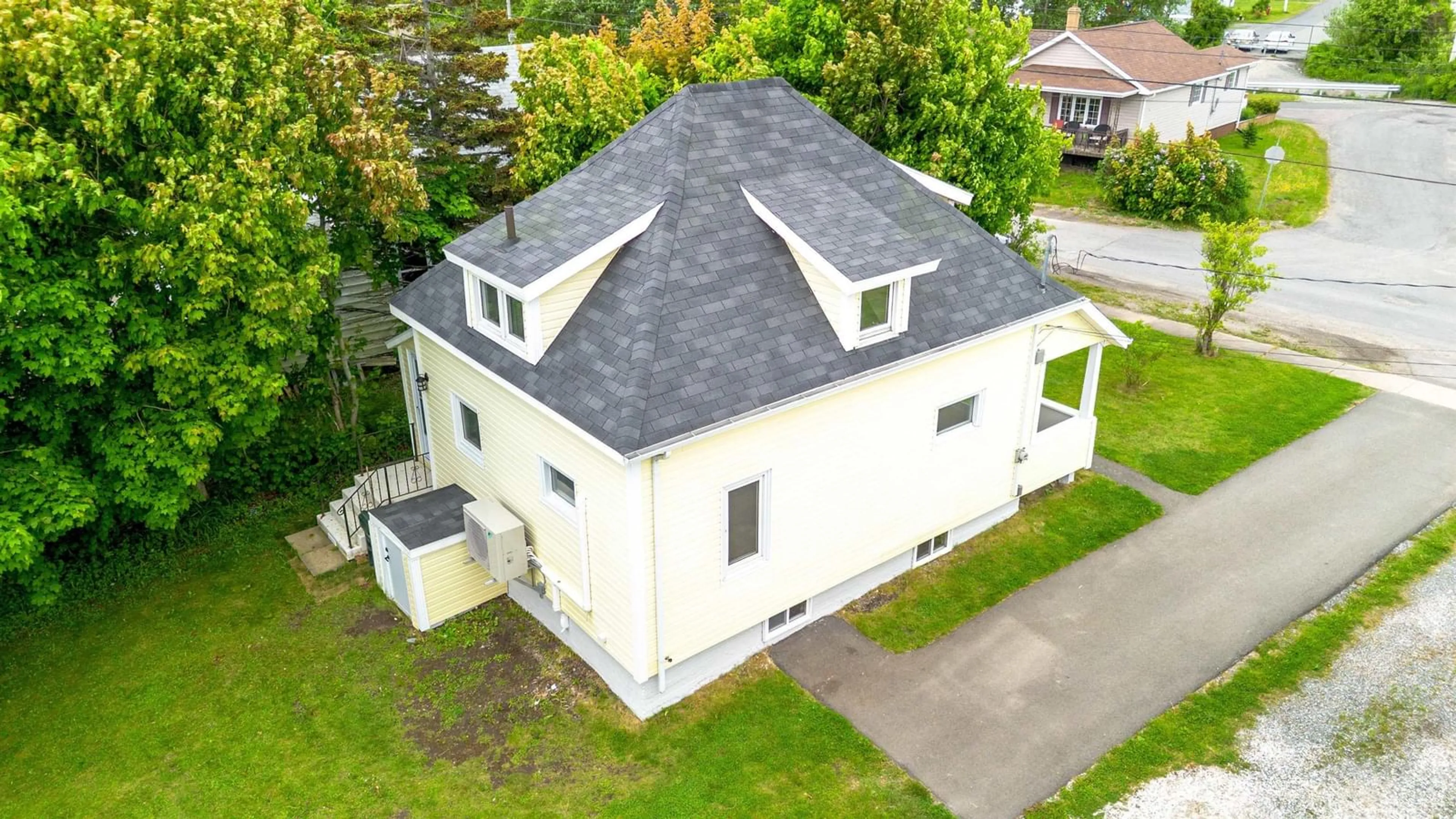 A pic from outside/outdoor area/front of a property/back of a property/a pic from drone, building for 455 York St, Glace Bay Nova Scotia B1A 2N4