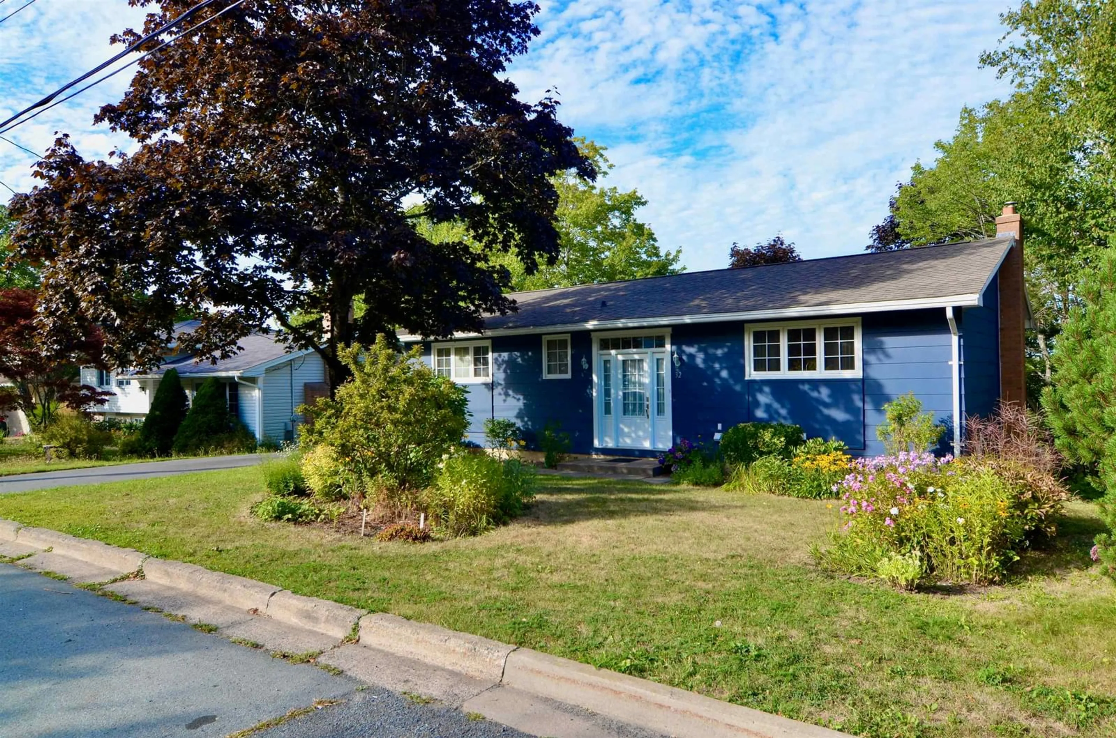 Home with vinyl exterior material, street for 32 Tremont St, Dartmouth Nova Scotia B2Y 1X2