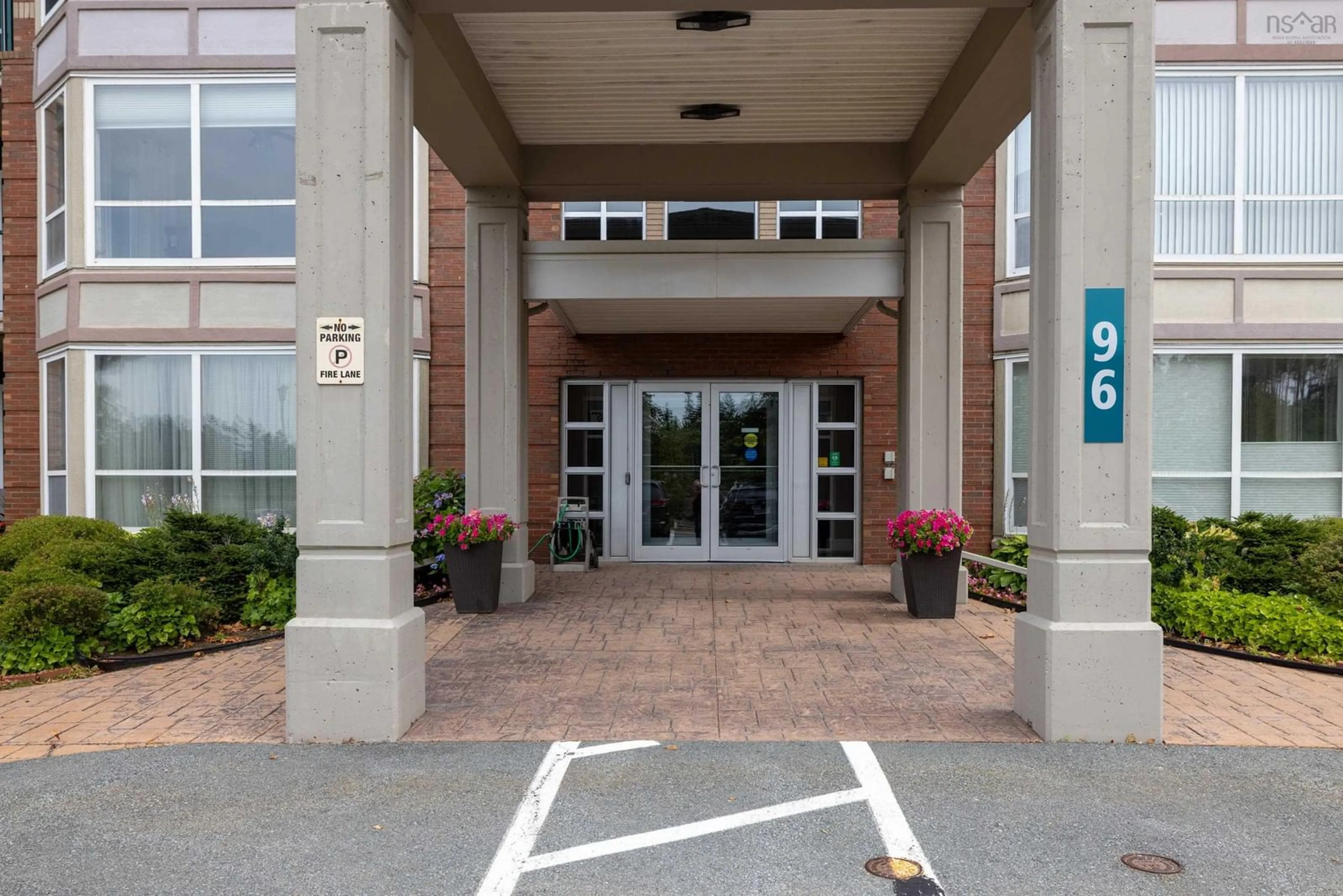 Indoor foyer for 405-96 Regency Park Drive, Halifax Nova Scotia B3S 1S5