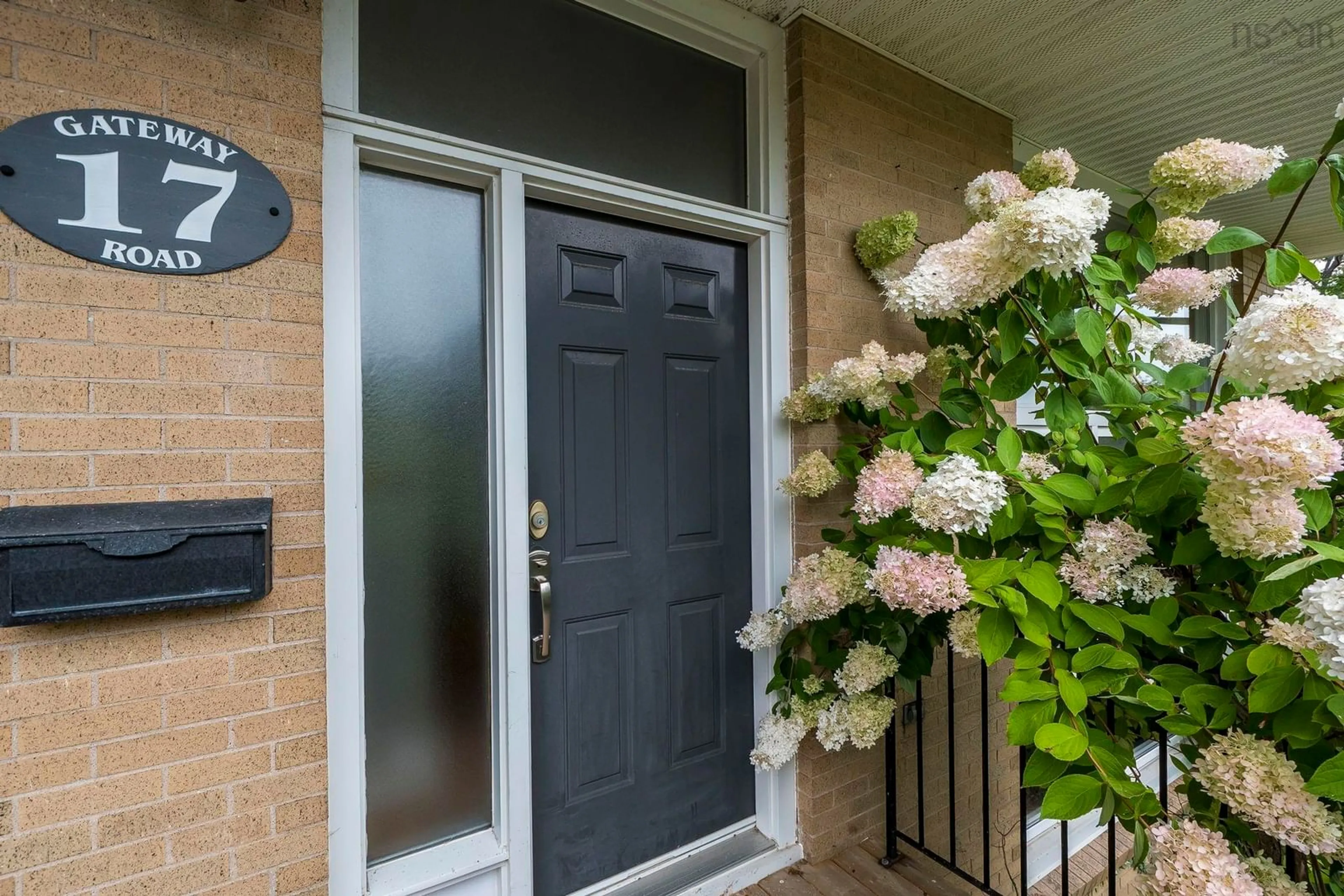 Indoor entryway for 17 Gateway Rd, Halifax Nova Scotia B3M 1M6