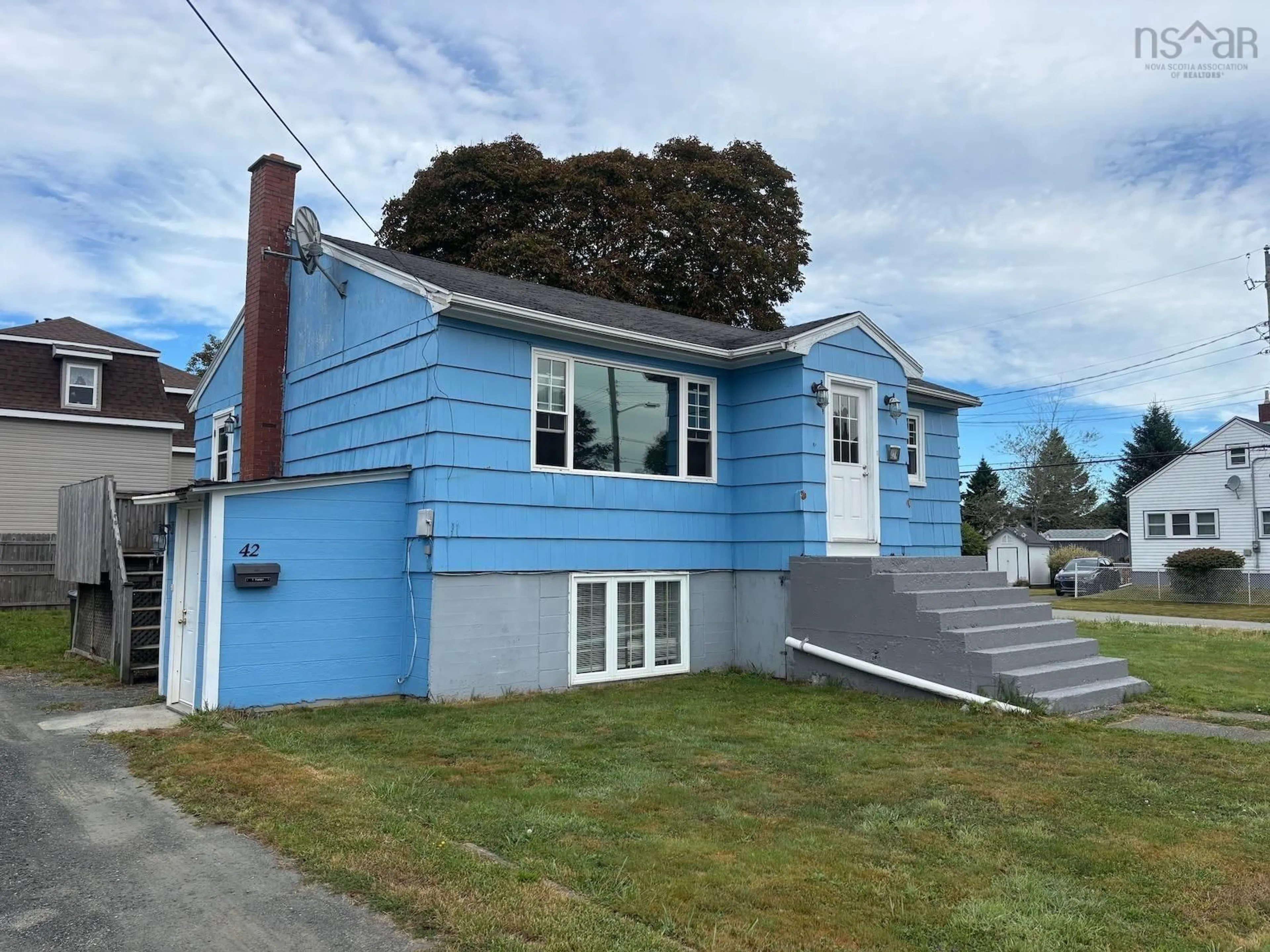 Home with vinyl exterior material, street for 42 Green St, Yarmouth Nova Scotia B5A 1Z2