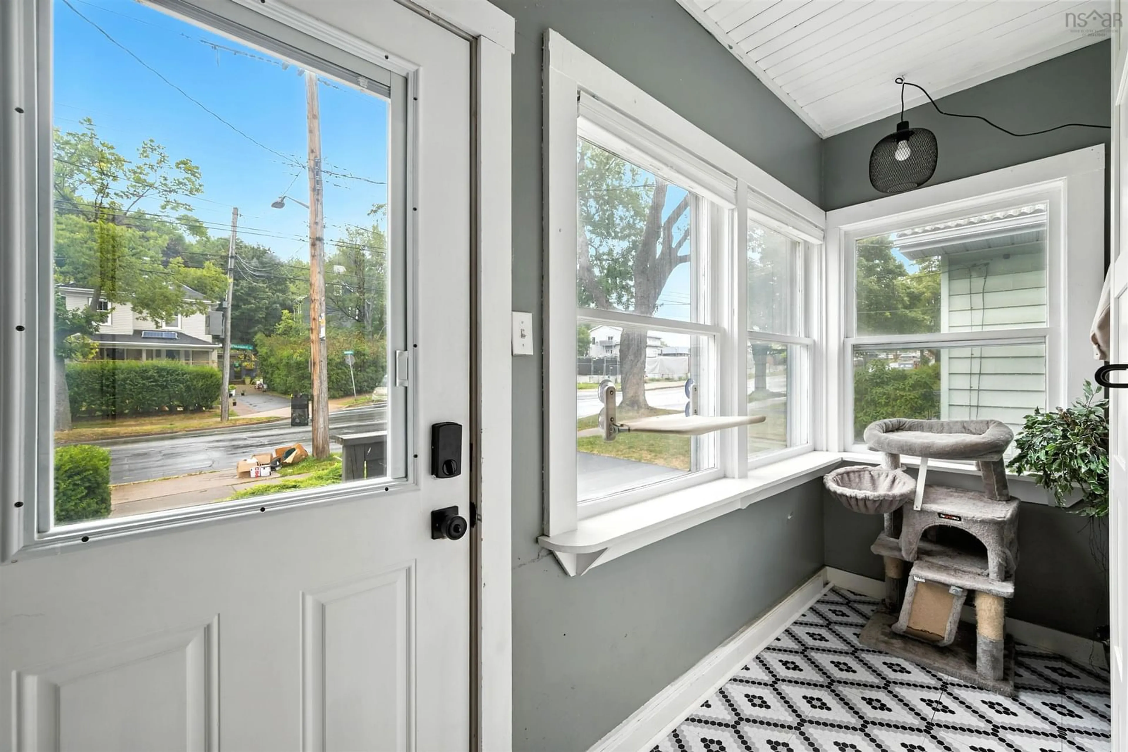 Indoor entryway for 184 Pleasant St, Dartmouth Nova Scotia B2Y 3R1