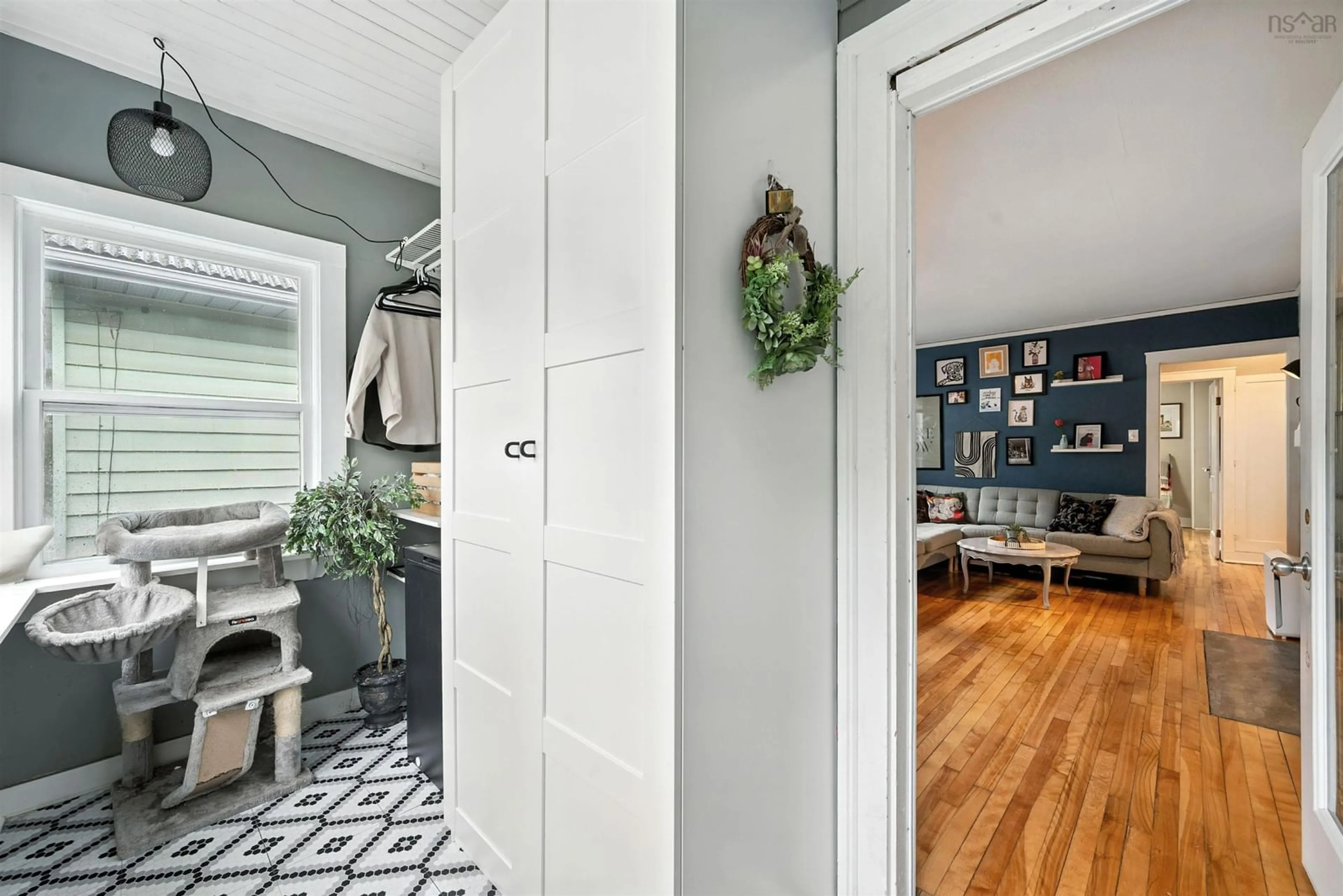 Indoor entryway for 184 Pleasant St, Dartmouth Nova Scotia B2Y 3R1