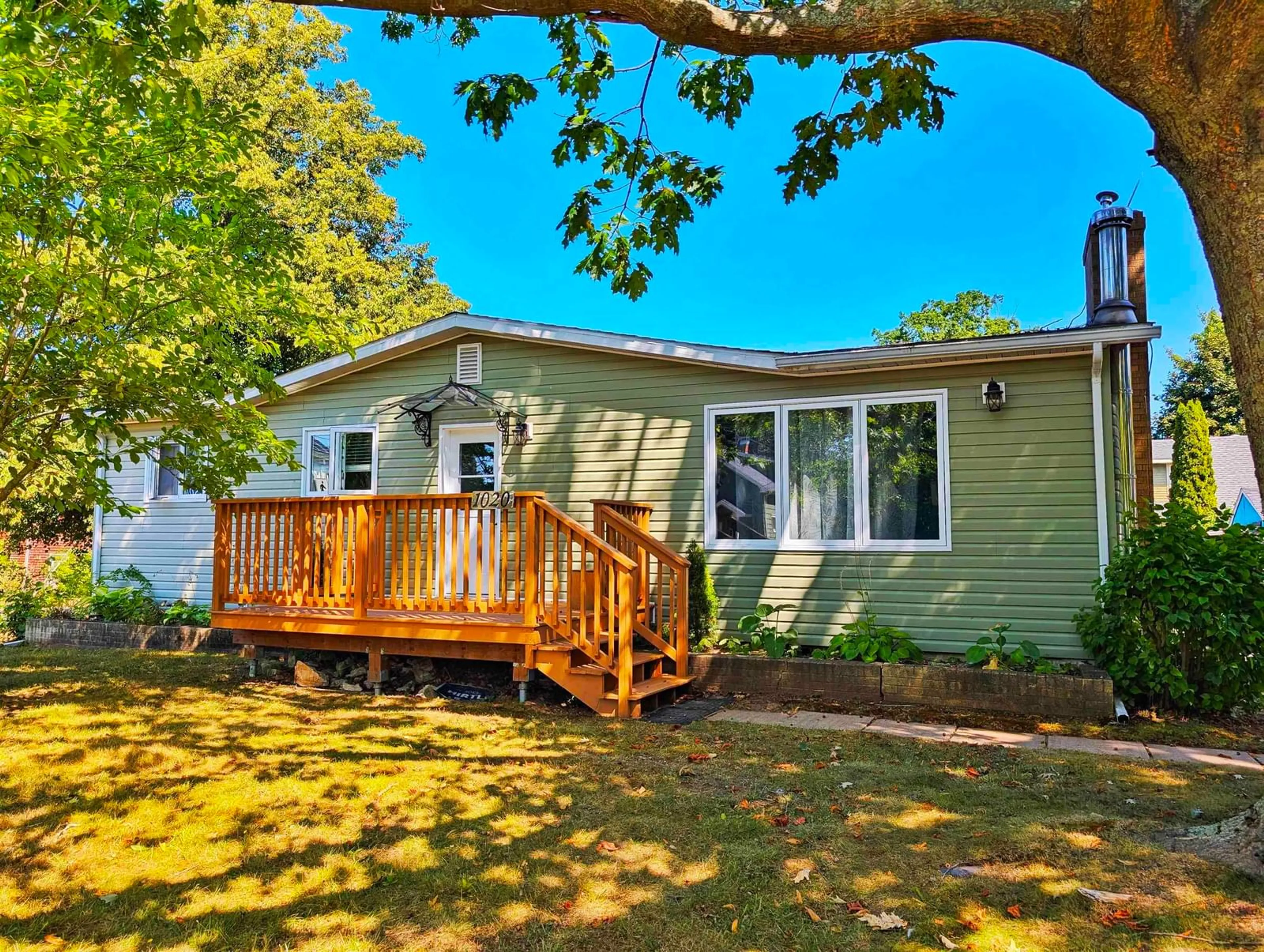 Home with vinyl exterior material, water/lake/river/ocean view for 1020 358 Hwy, Port Williams Nova Scotia B0P 1T0