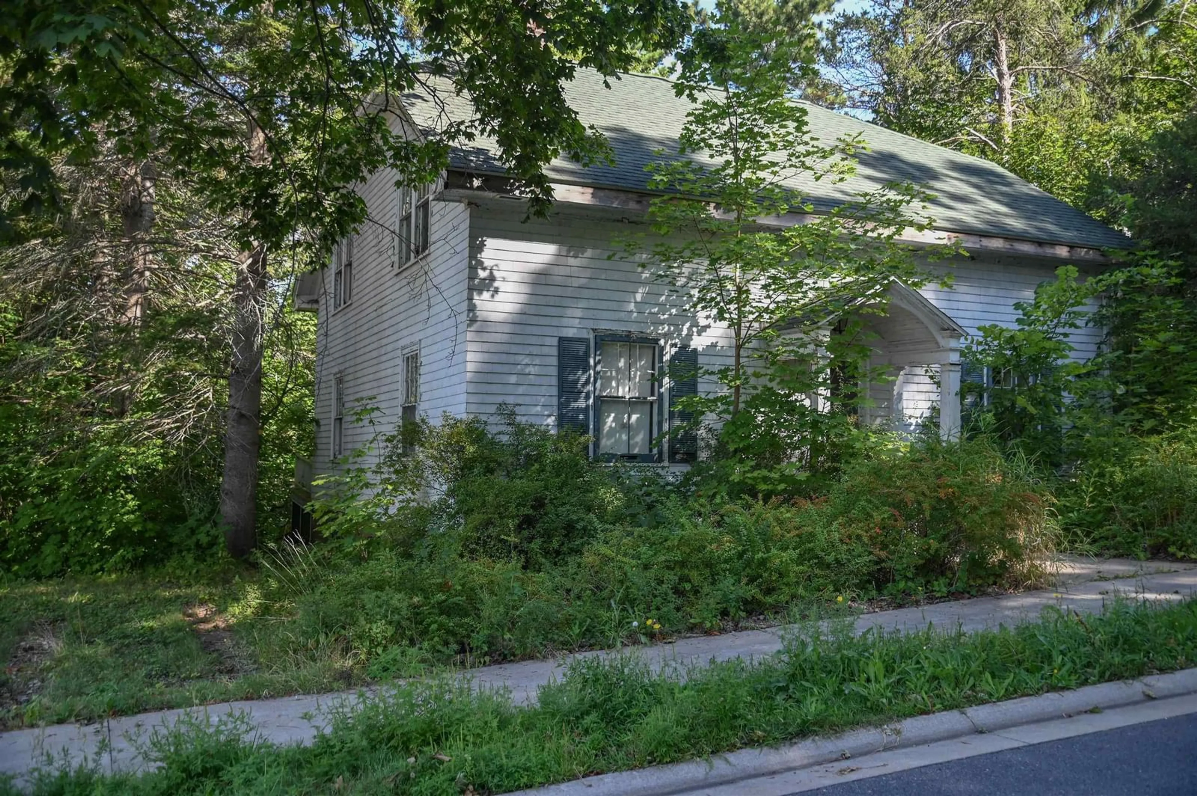 Home with vinyl exterior material, street for 12 King St, Wolfville Nova Scotia B4P 1K3