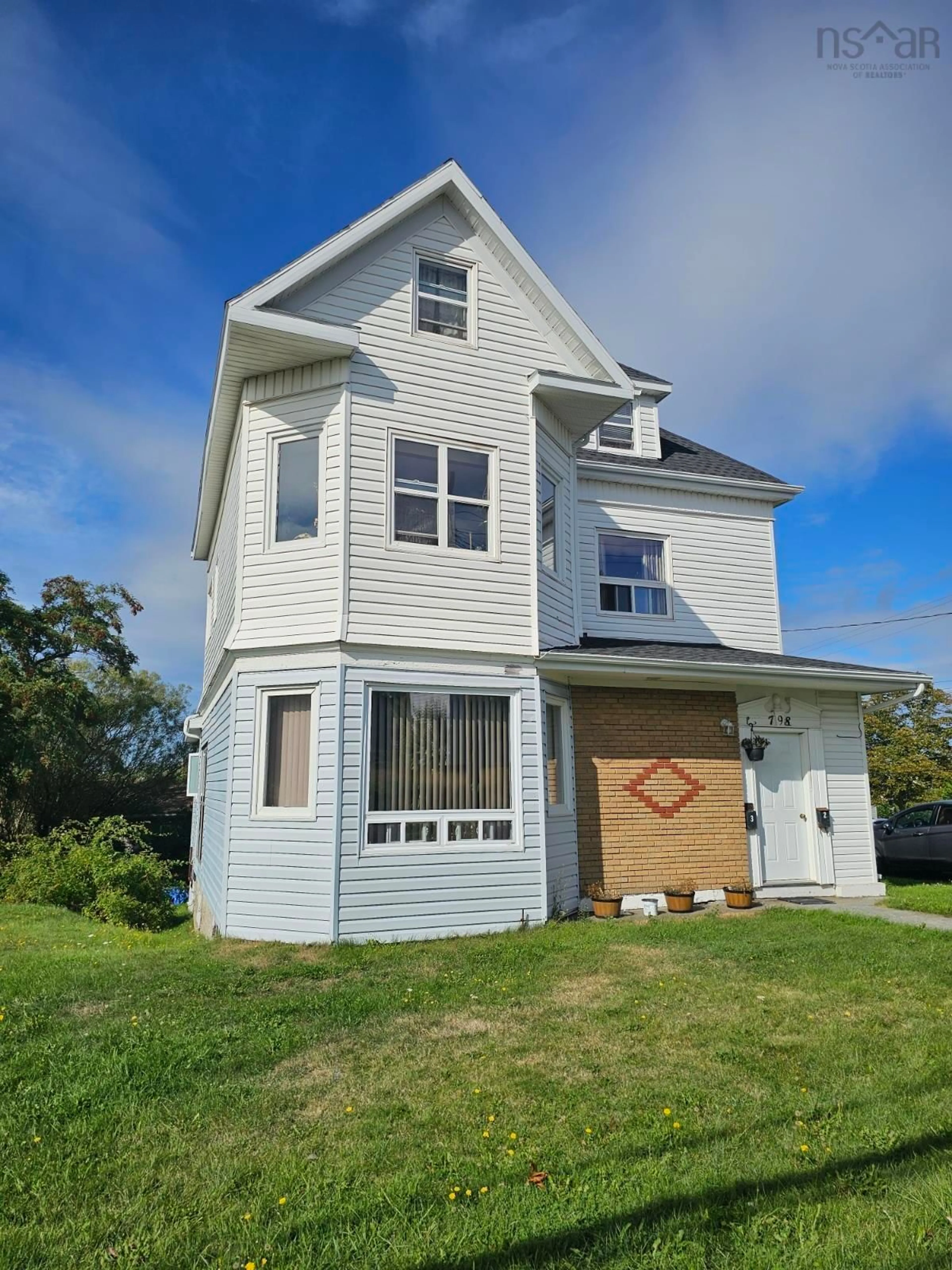 Home with vinyl exterior material, building for 798 Main St, Glace Bay Nova Scotia B1A 4Z1
