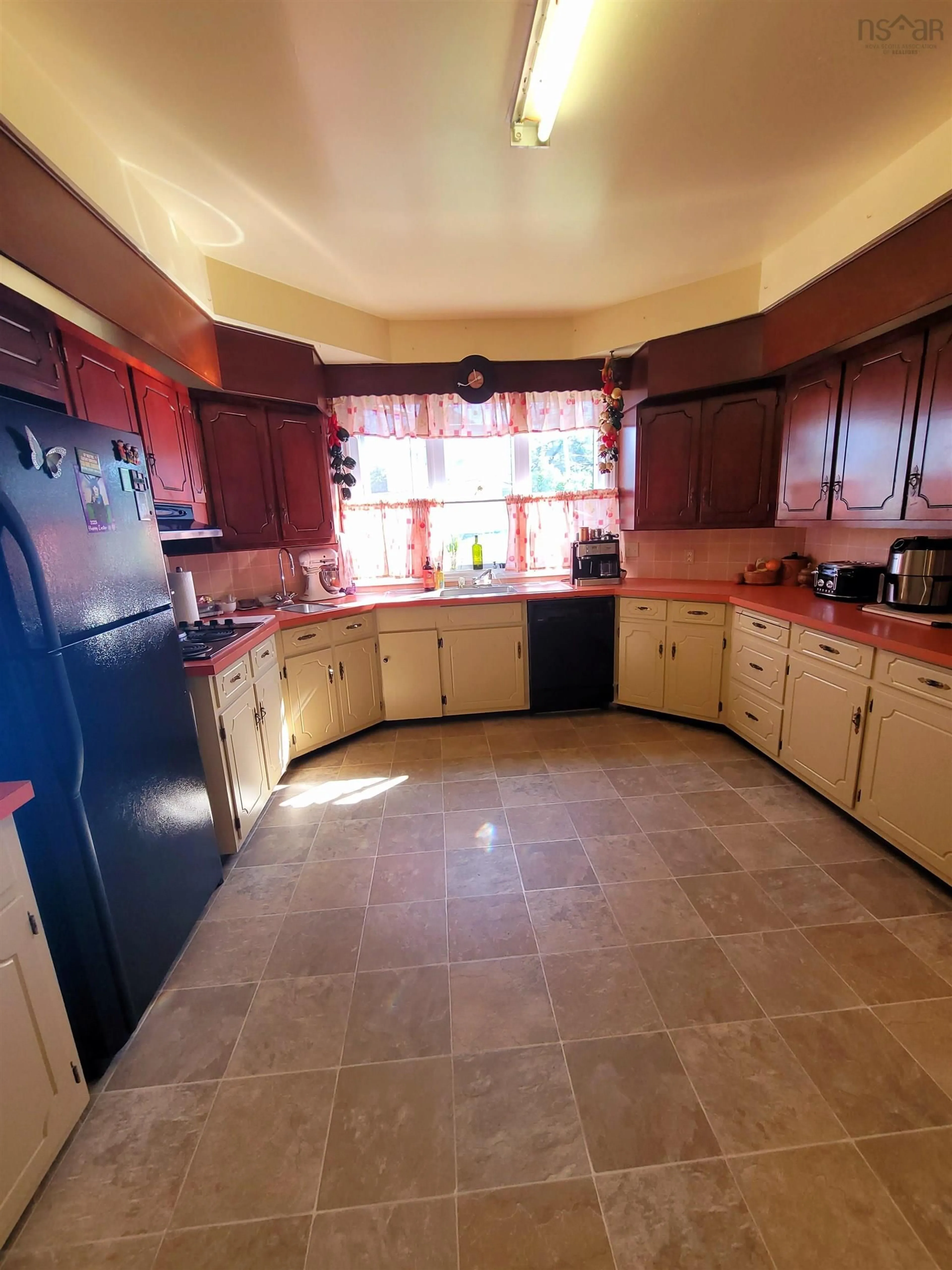 Standard kitchen, ceramic/tile floor for 798 Main St, Glace Bay Nova Scotia B1A 4Z1