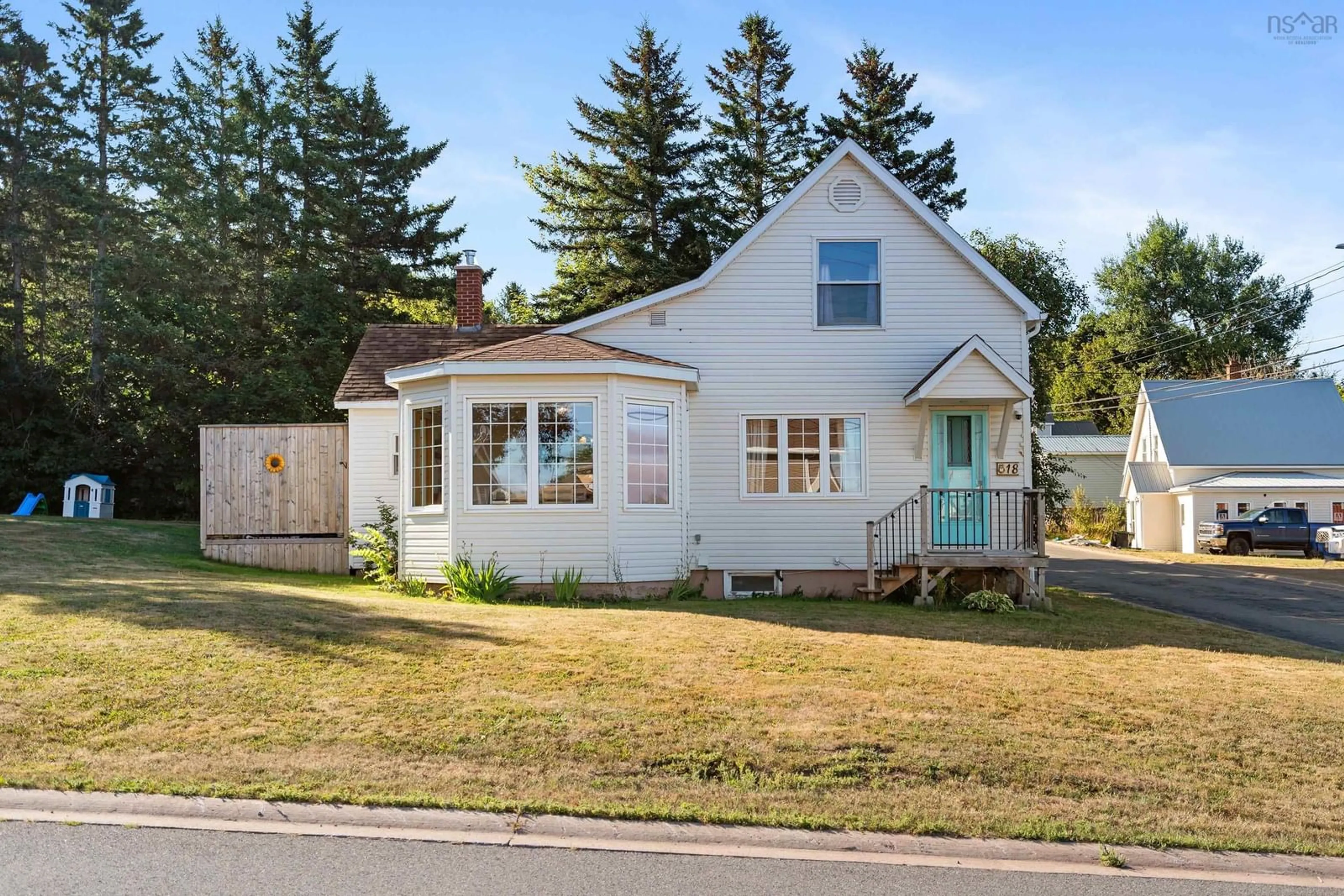 Home with vinyl exterior material, street for 18 Mechanic St, Springhill Nova Scotia B0M 1X0