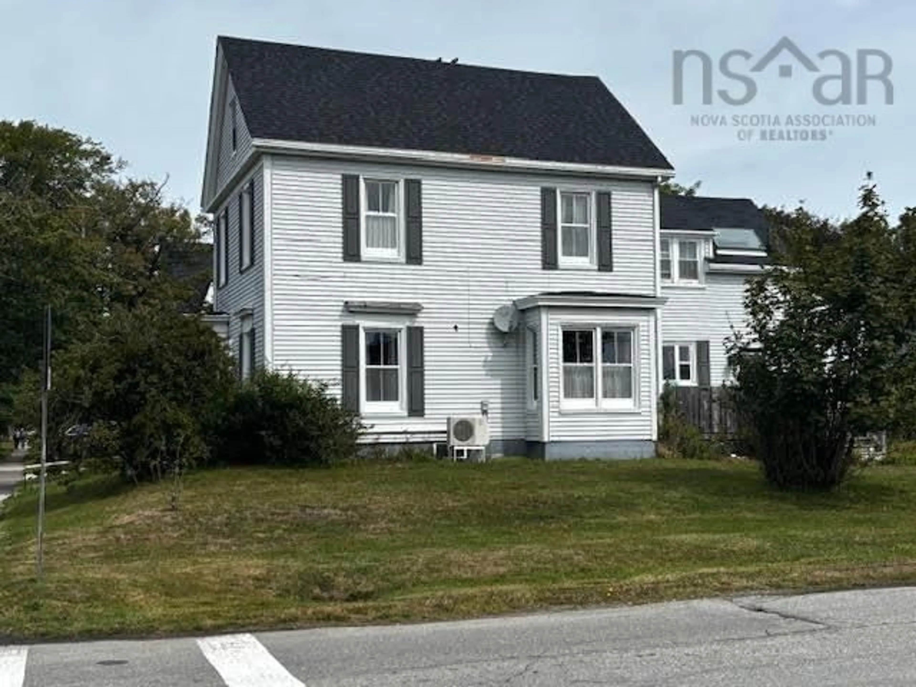 Home with vinyl exterior material, street for 53 William St, Yarmouth Nova Scotia B5A 1Y4