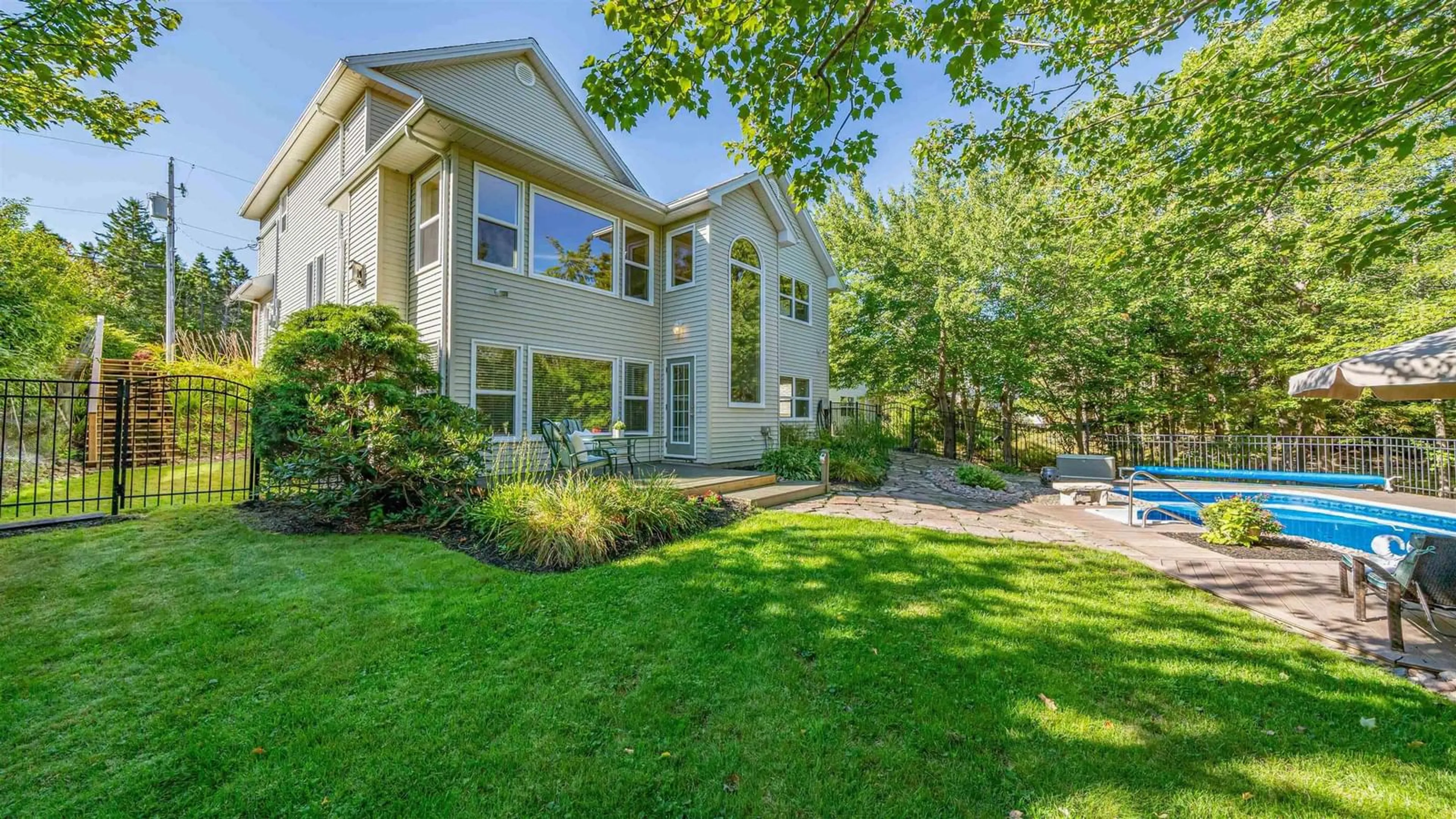 A pic from outside/outdoor area/front of a property/back of a property/a pic from drone, street for 17 Oakley Ave, Halifax Nova Scotia B3M 3G6