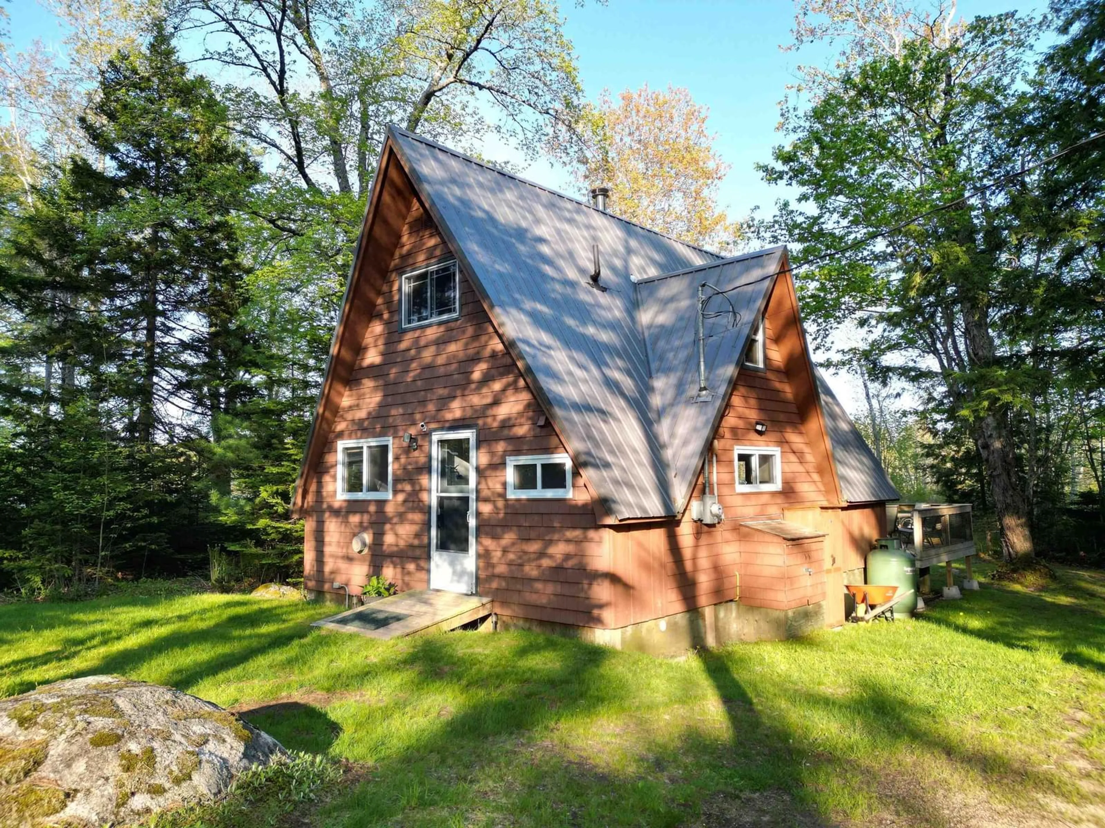 Home with vinyl exterior material, unknown for 110 East Lake Road, New Albany Nova Scotia B0S 1P0