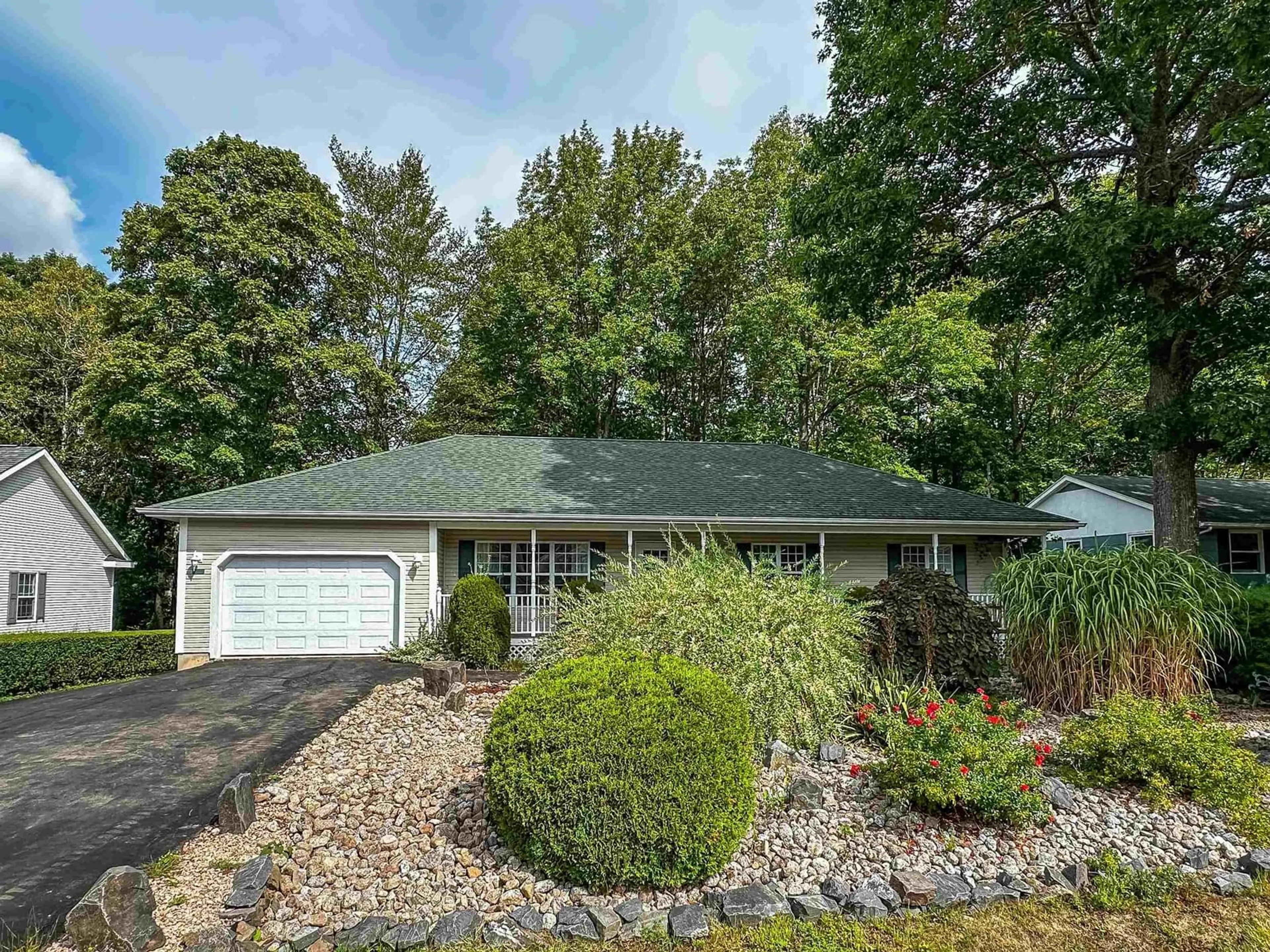 Home with vinyl exterior material, unknown for 28 Bishop Ave, New Minas Nova Scotia B4N 3N9