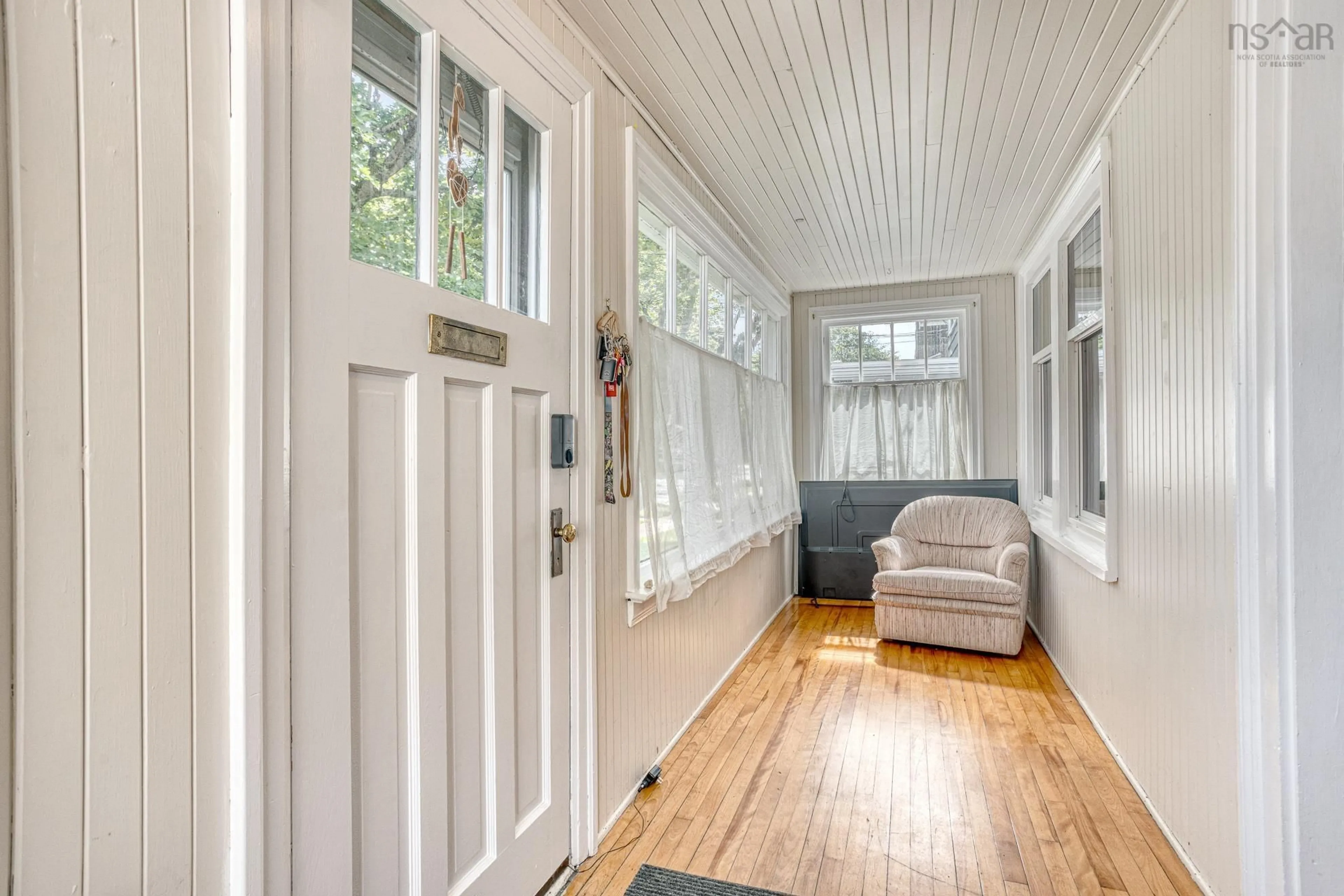 Indoor entryway for 2578 Poplar St, Halifax Nova Scotia B3L 2Y8
