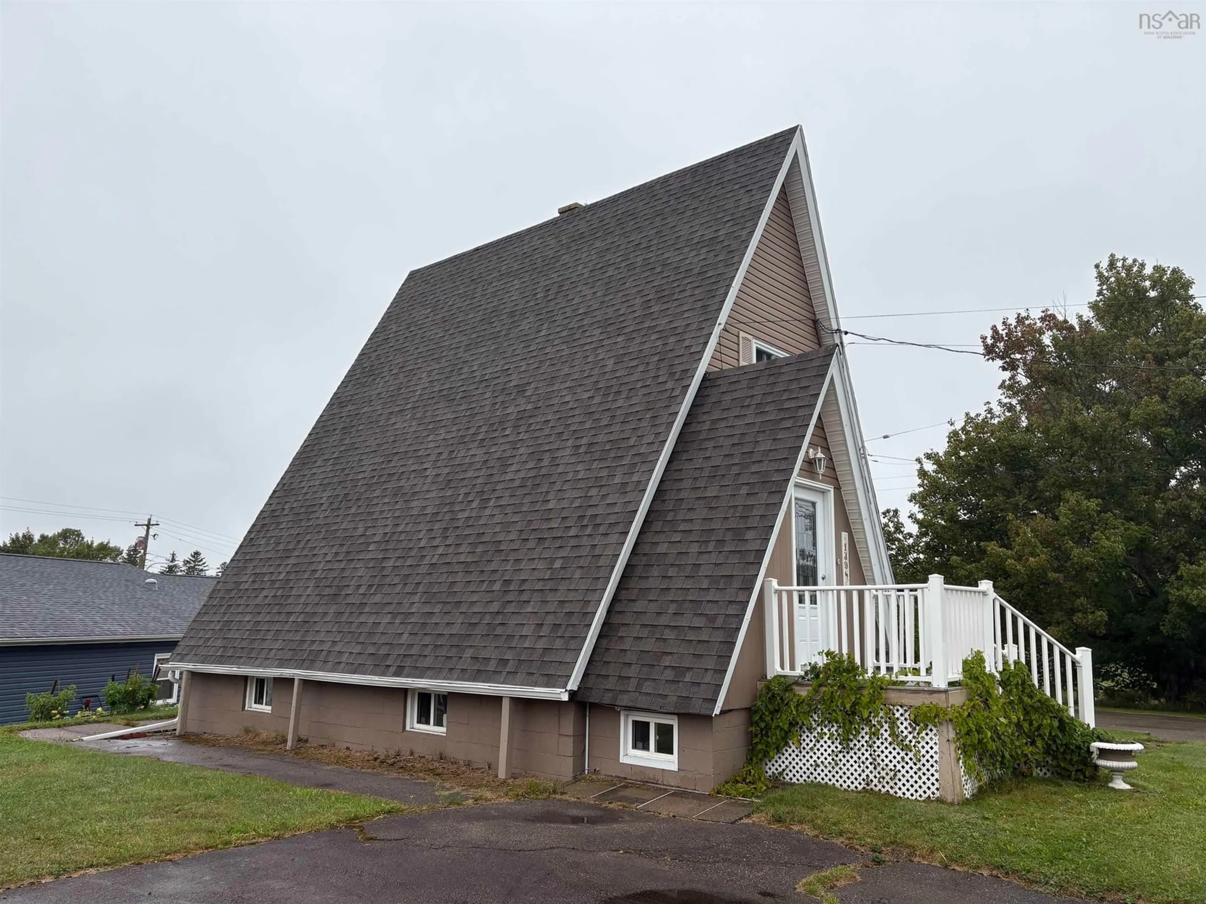 Home with vinyl exterior material, unknown for 1398 George St, Mira Road Nova Scotia B1P 1N2