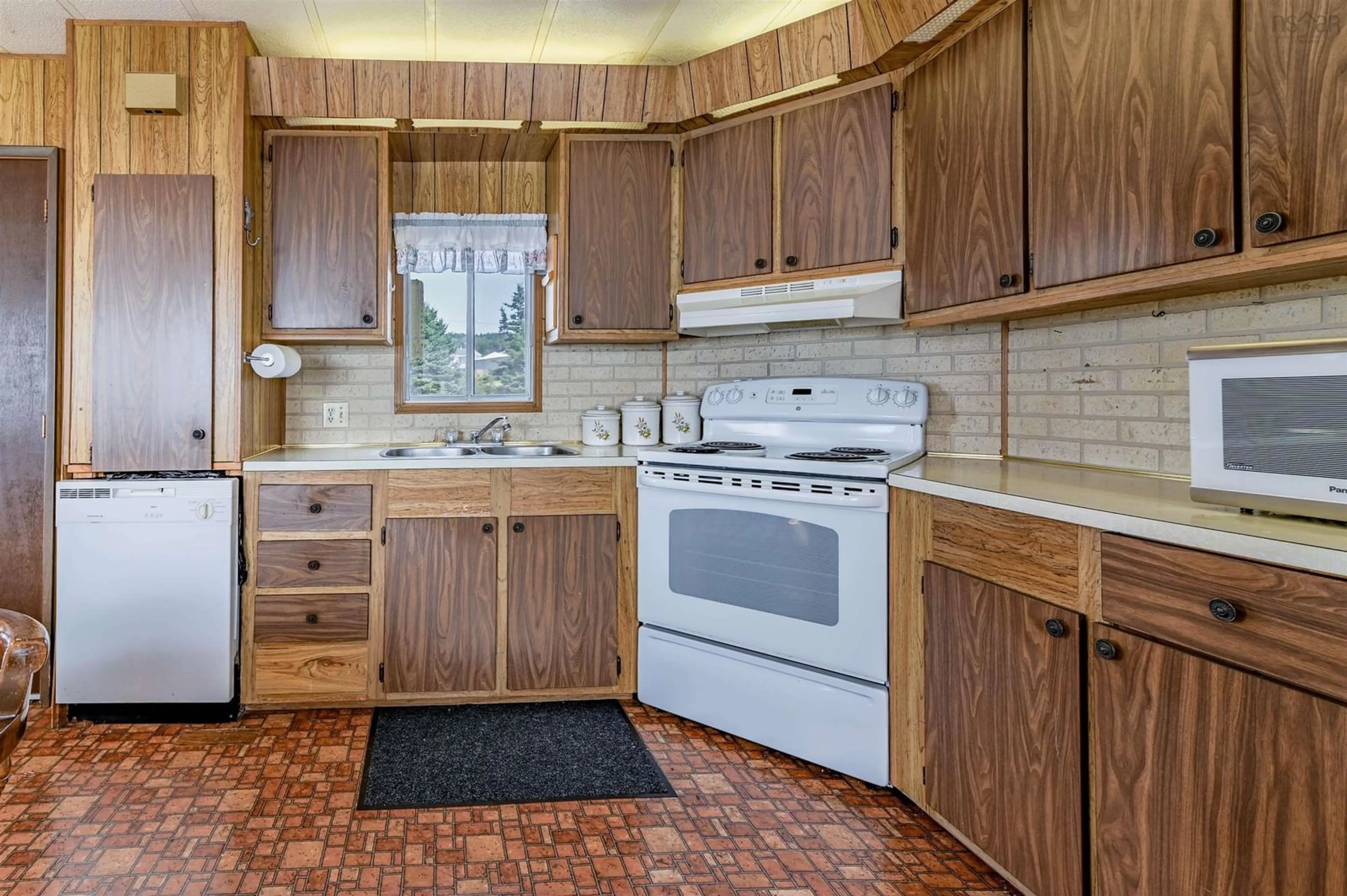 Standard kitchen, ceramic/tile floor for 1472 Cape Split Rd Rd, Scots Bay Nova Scotia B0P 1H0