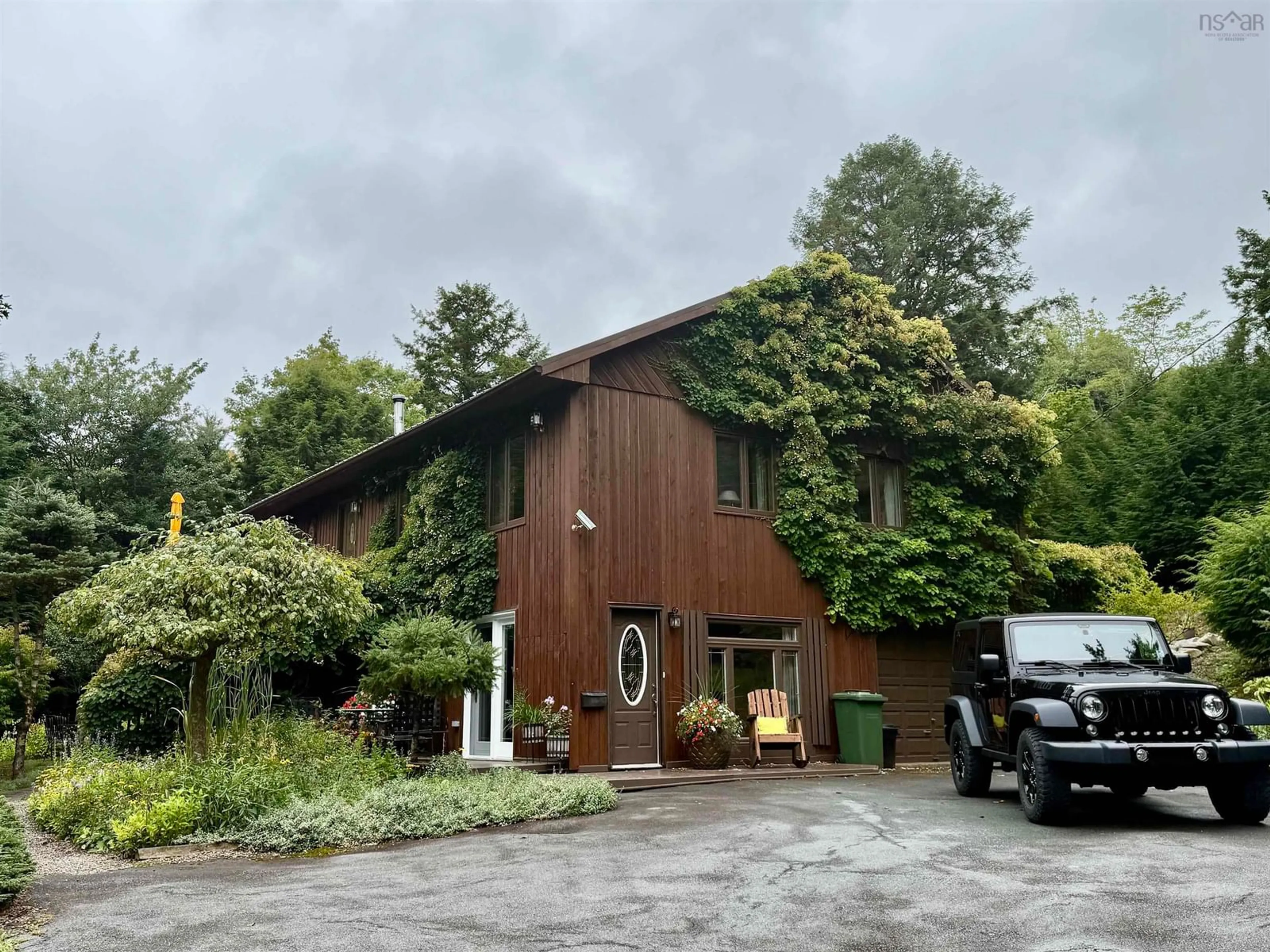 A pic from outside/outdoor area/front of a property/back of a property/a pic from drone, unknown for 797 Cobequid Rd, Lower Sackville Nova Scotia B4C 4A2