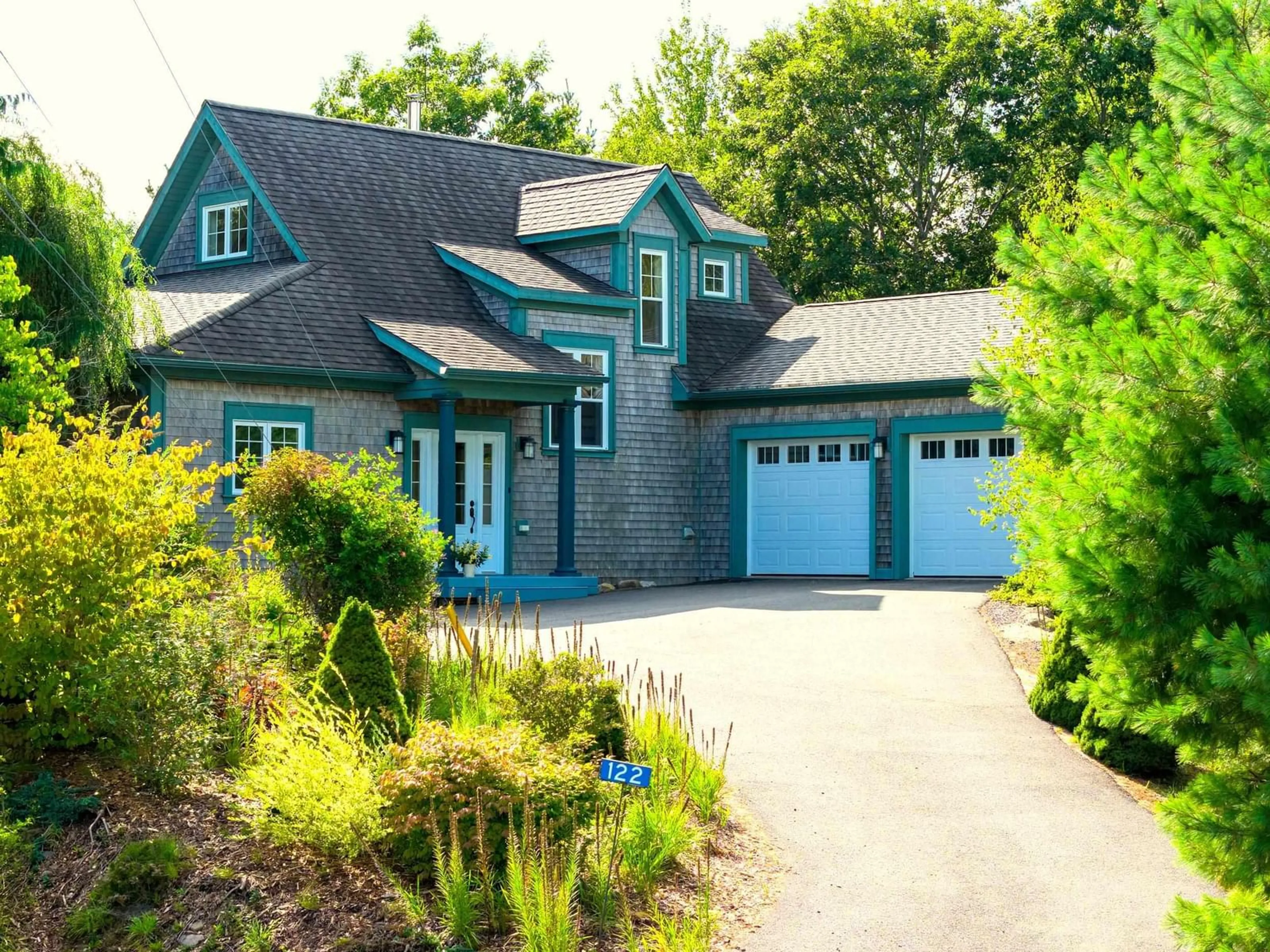 Home with vinyl exterior material, street for 122 Hawthorn Rd, Mahone Bay Nova Scotia B0J 2E0