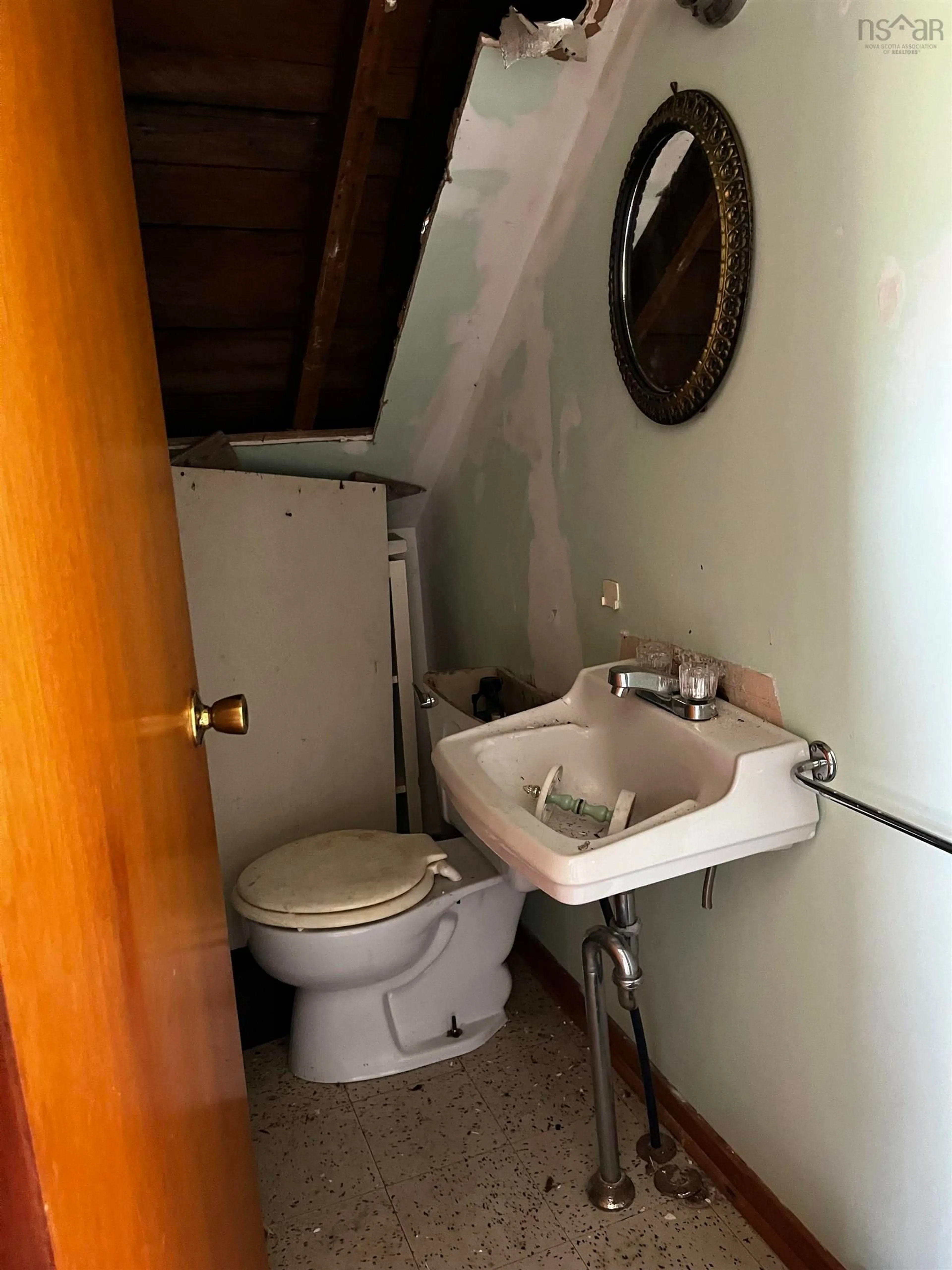 Standard bathroom, floor is not visible for 104 North St, Springhill Nova Scotia B0M 1X0