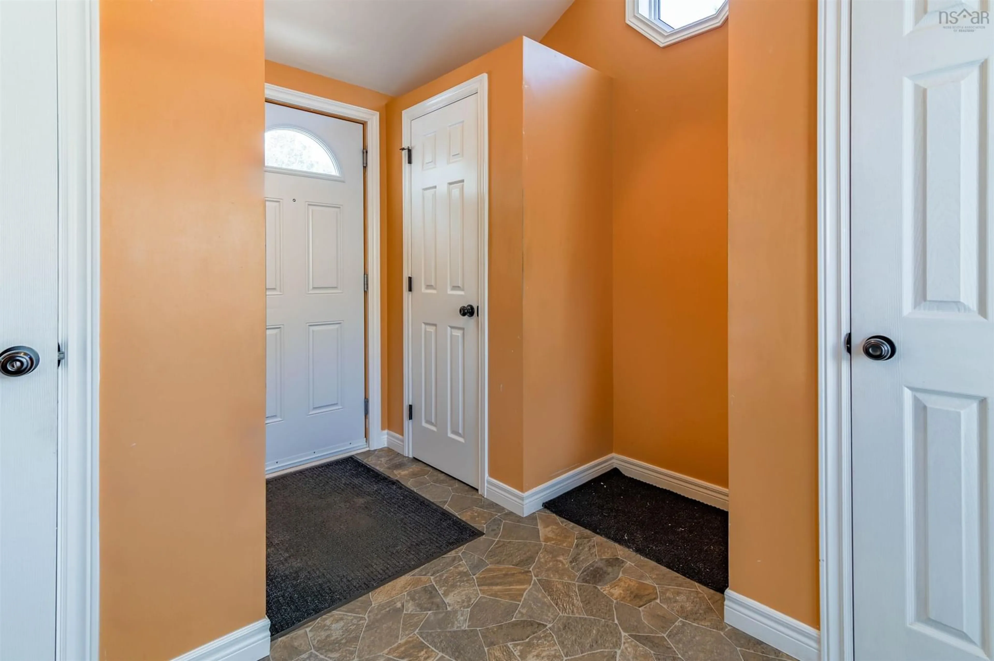 Indoor entryway for 6479 Brooklyn St, Woodville Nova Scotia B0P 1G0