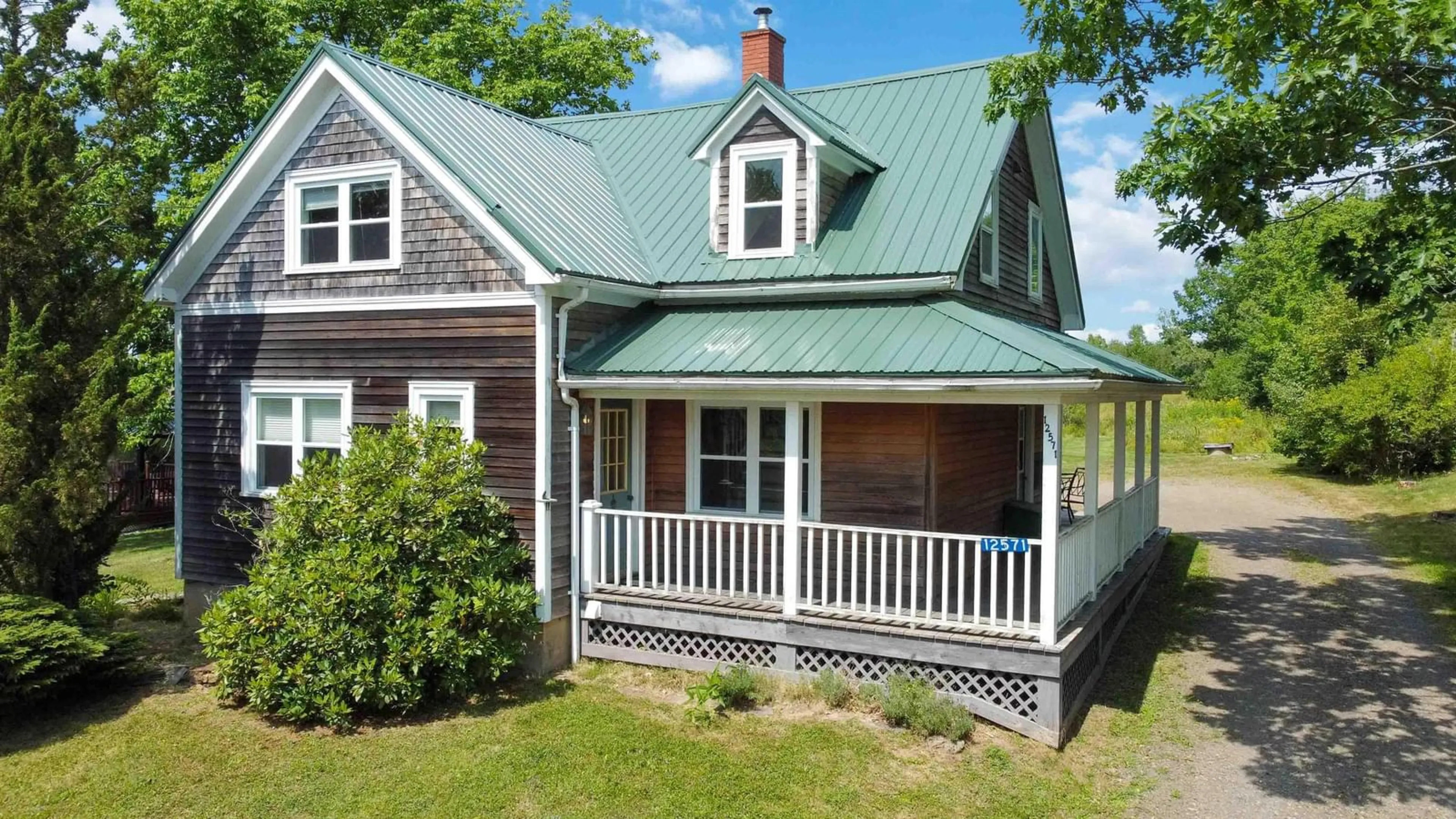 Home with vinyl exterior material, street for 12571 Highway 1, Avonport Nova Scotia B0P 1P0