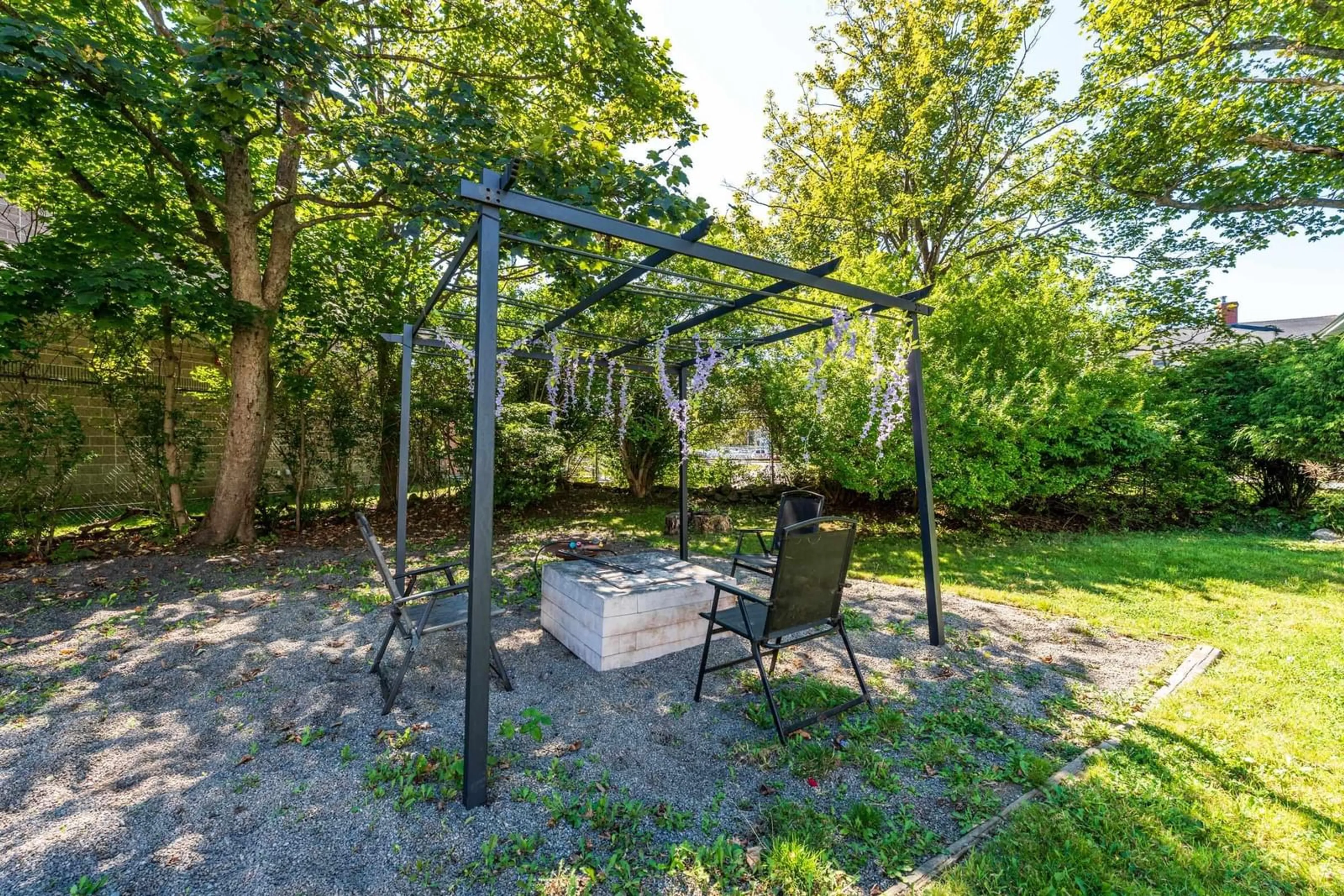 Patio, forest/trees view for 15 Brunswick St, Yarmouth Nova Scotia B5A 2E2