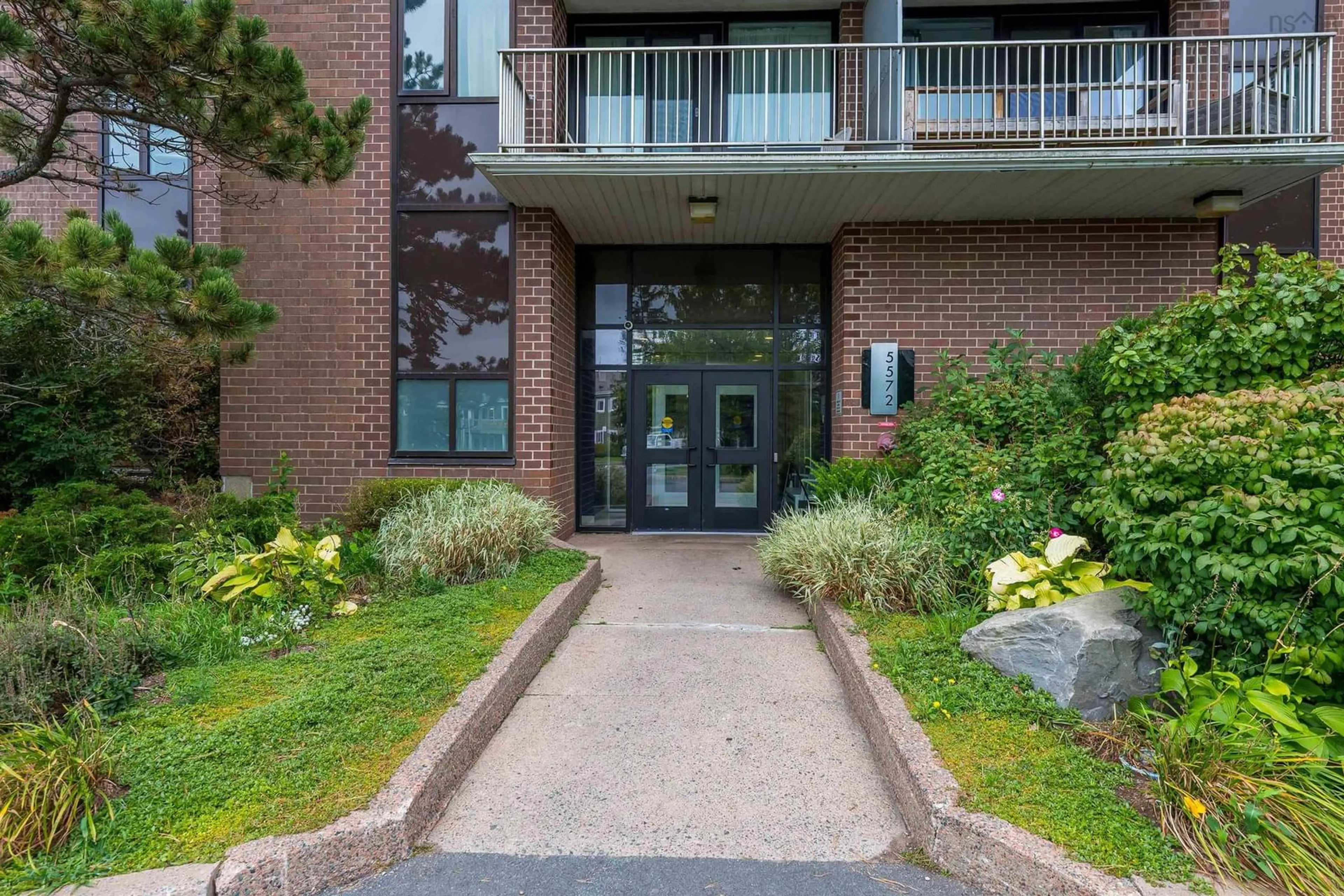 Indoor foyer for 5572 Northridge Rd #503, Halifax Nova Scotia B3K 5K2