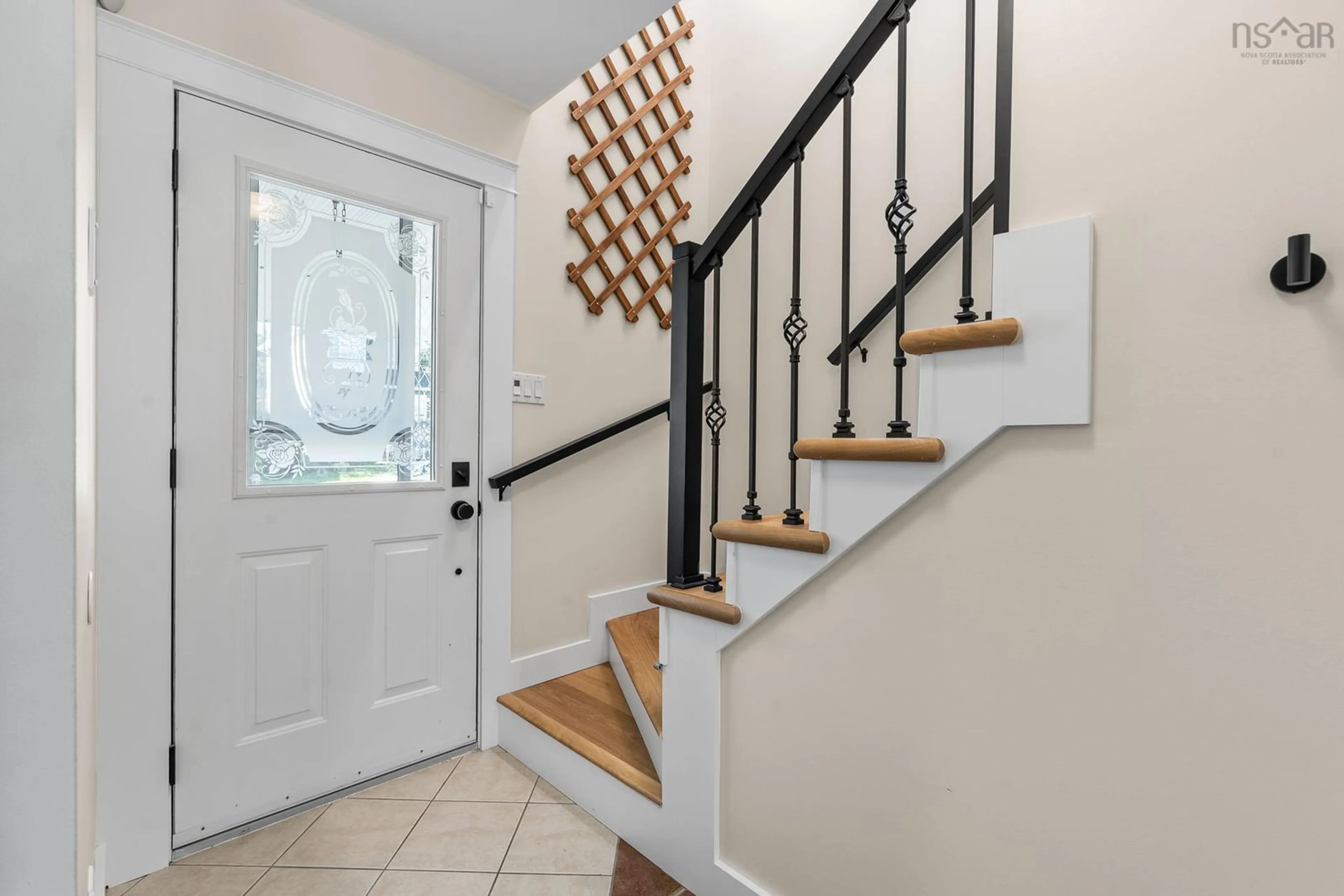 Indoor entryway for 44 Cassandra Dr, Dartmouth Nova Scotia B2W 6H4
