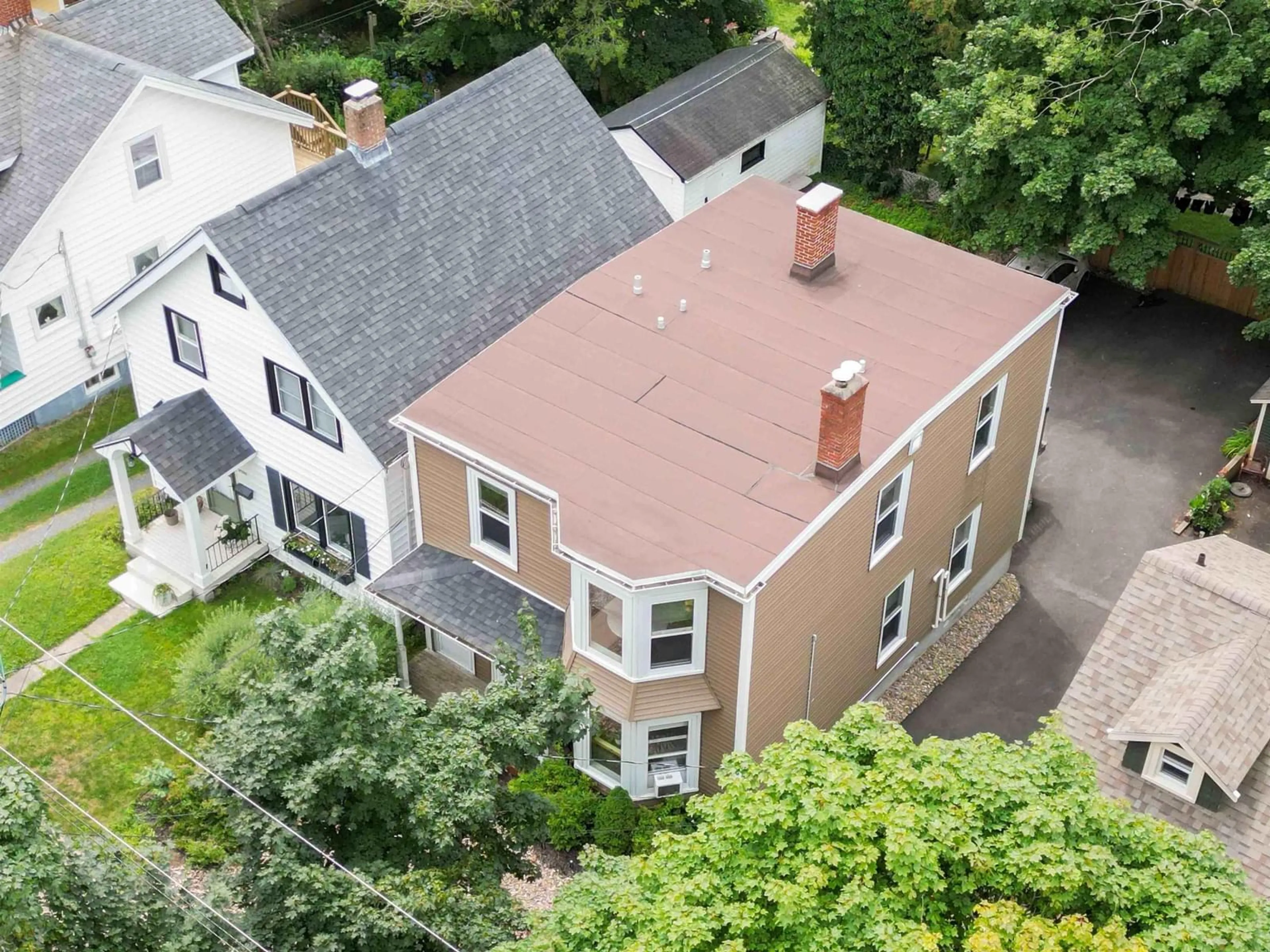 A pic from outside/outdoor area/front of a property/back of a property/a pic from drone, street for 2536-2538 Westmount St, Halifax Nova Scotia B3L 3G6